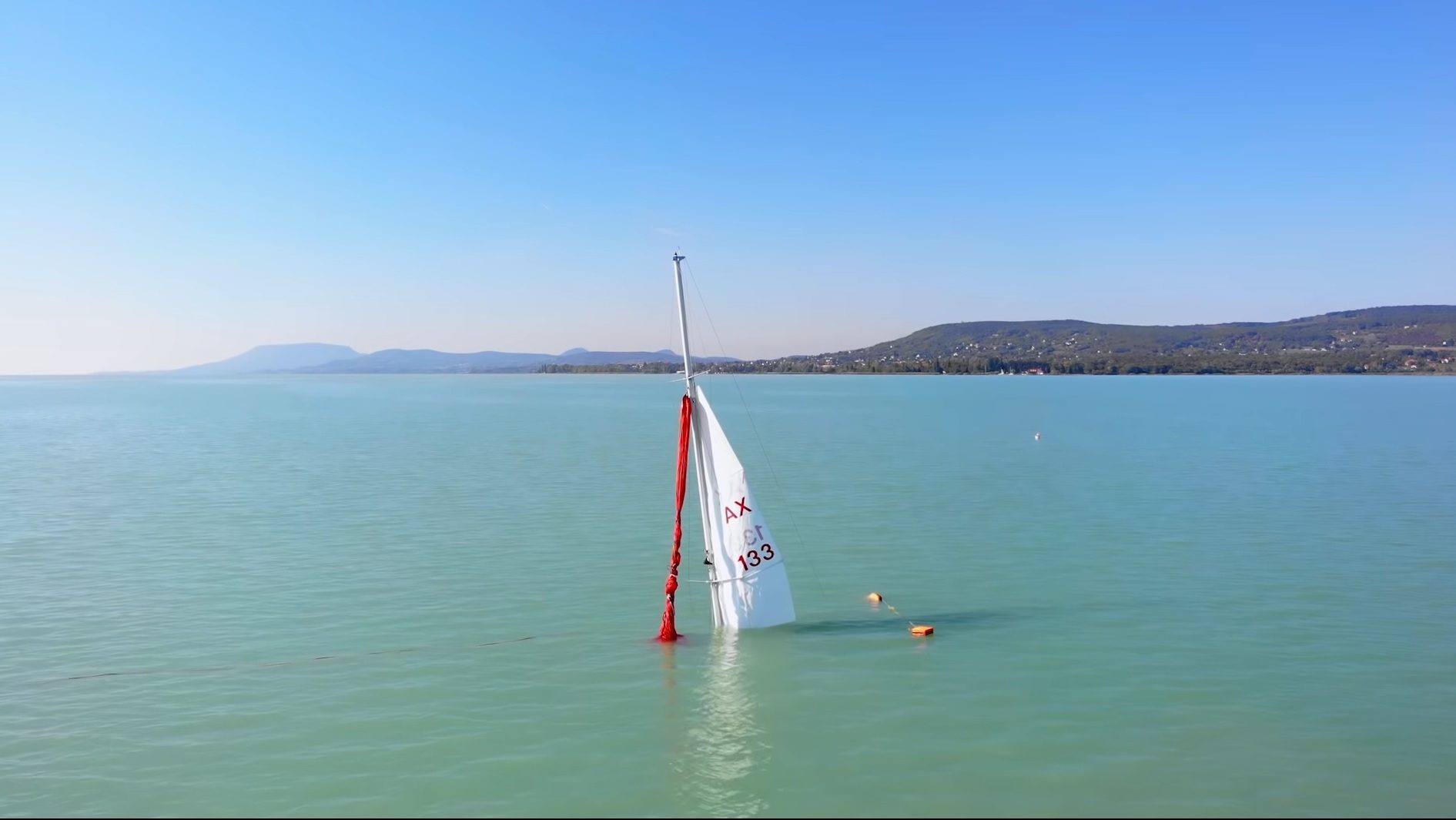 Kiemeltek egy elsüllyedt vitorlást a Balatonból