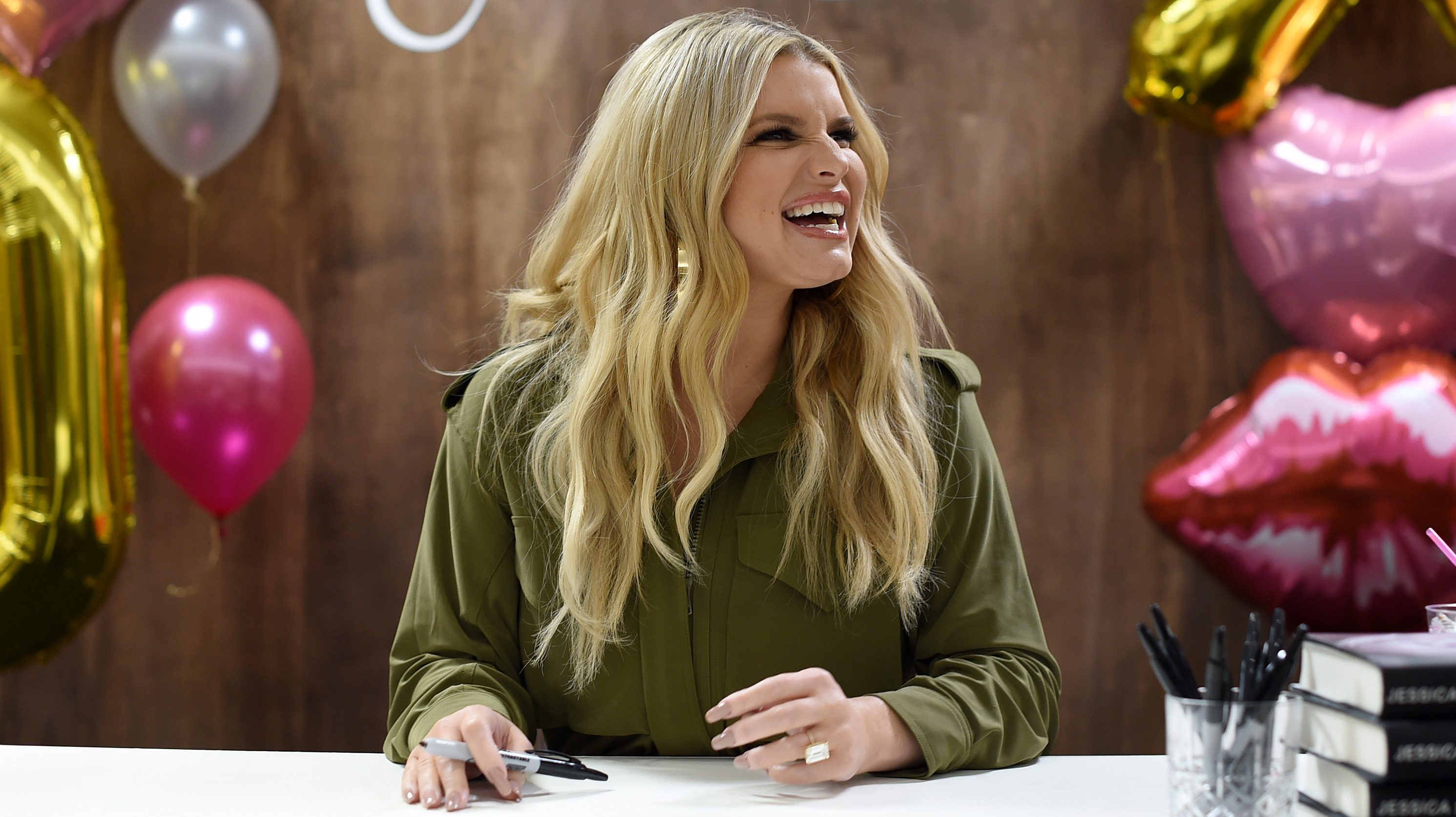 Jessica Simpson posztolt egy fotót alkoholfüggősége idejéről, de ő sem ismert magára