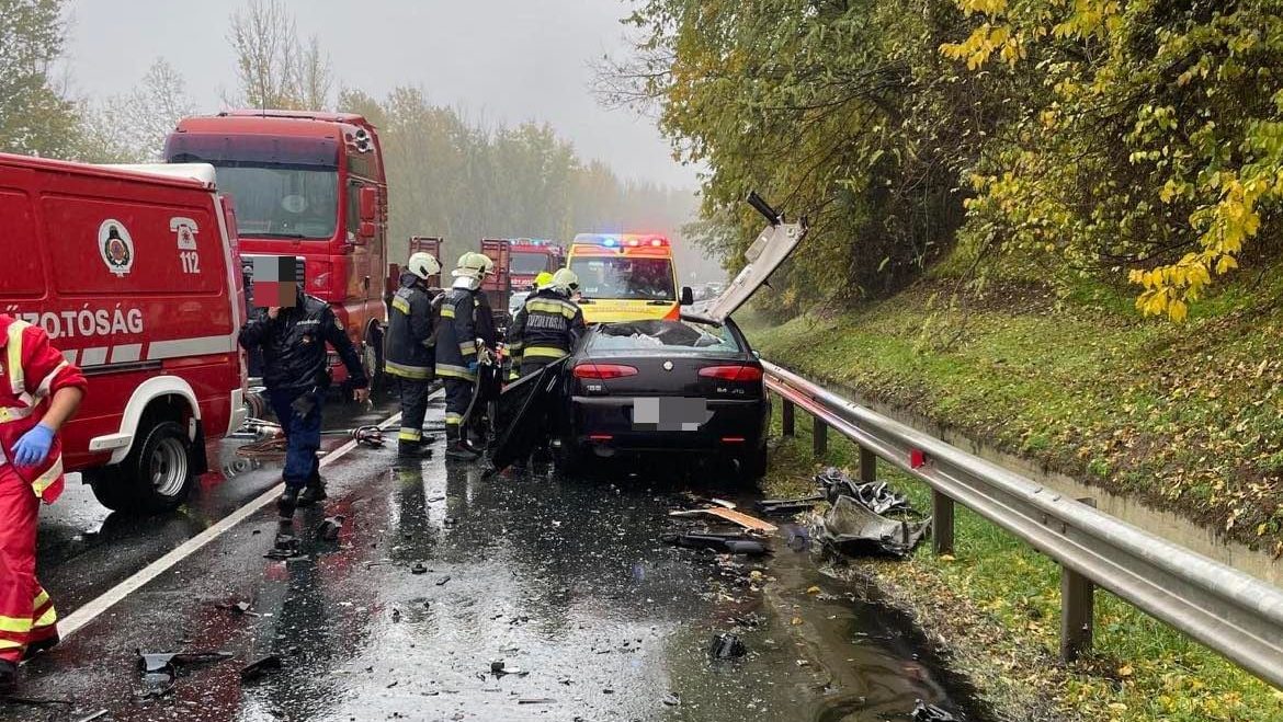 Mindkét sofőrt kórházba vitték a 6-oson történt frontális karambol után