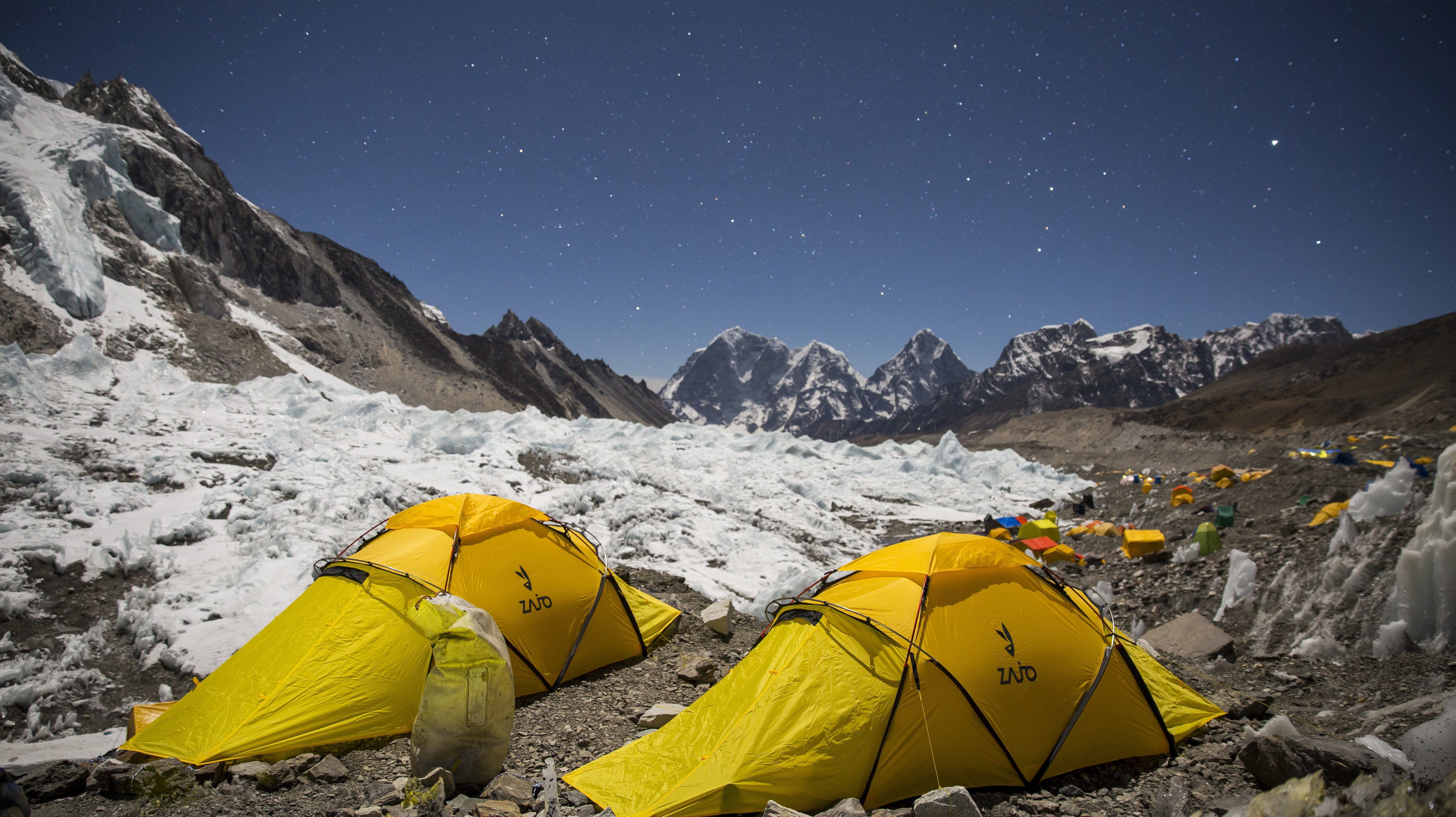 Eltűnt egy lavinában három fiatal francia hegymászó a Mount Everest térségében