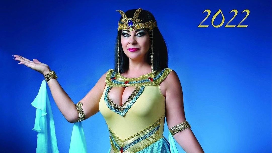 Kiszel Tünde jövő évi falinaptára a történelemre épül, Kleopátrának öltözött a címlapra
