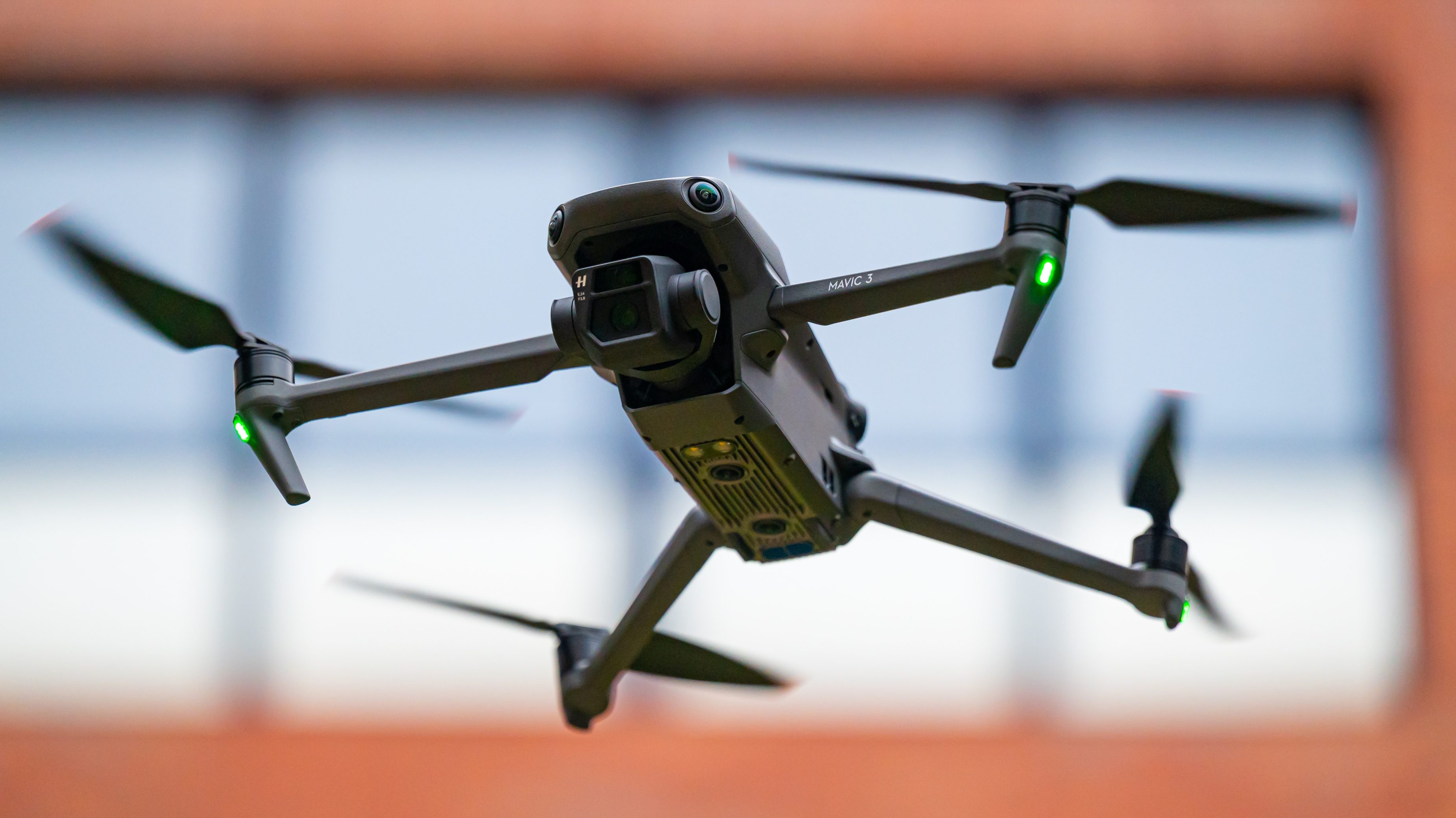 A DJI új Mavic 3 drónjaira már két kamera került