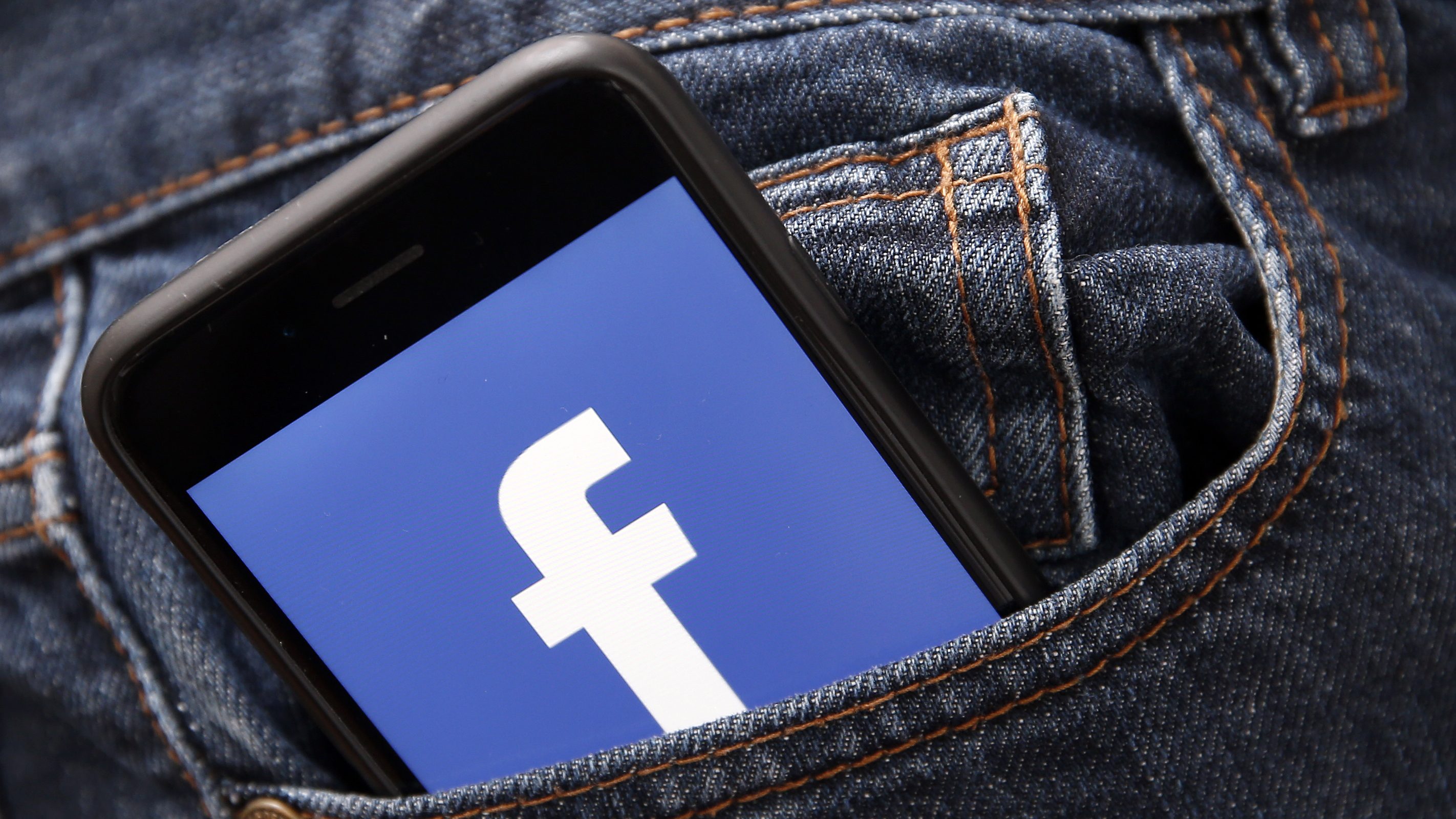 Fizetős csoportokat tesztel a Facebook