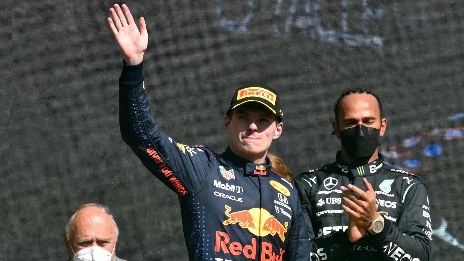 A szenzációsan rajtoló Verstappen nyert Mexikóban, és tovább növelte az előnyét