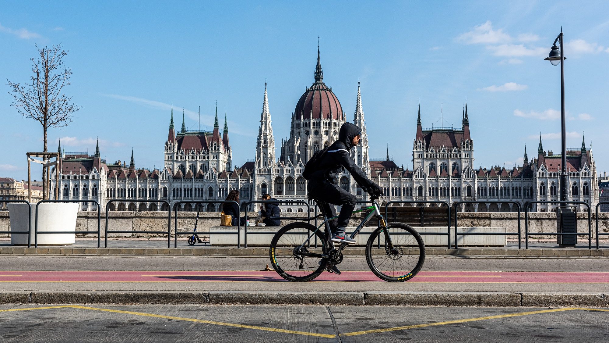 A választási törvényről és önkormányzati lakásokról is szavaz kedden a parlament