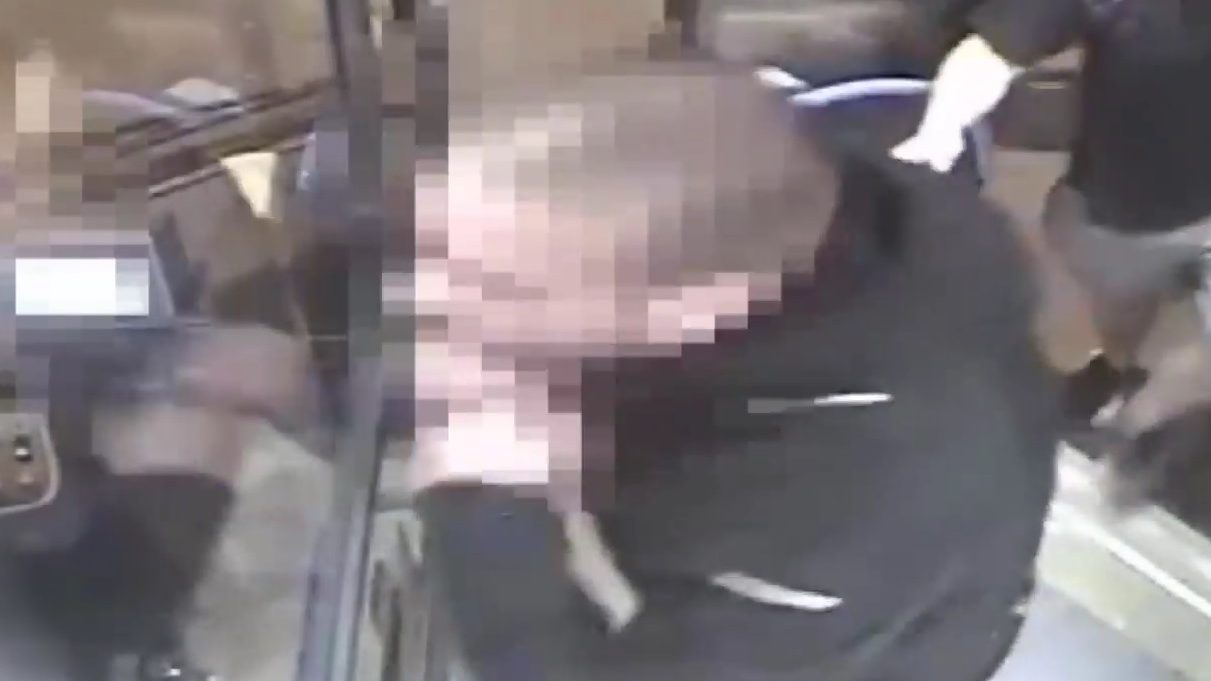 Videón, ahogy rátámad két részeg a zuglói buszsofőrt védő utasra