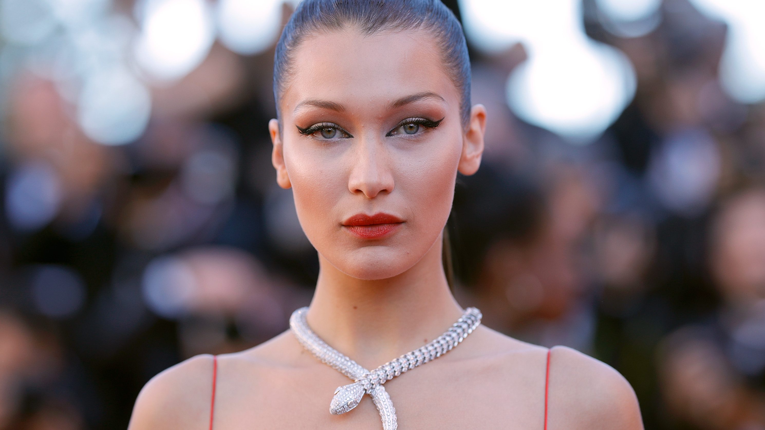 Bella Hadid egy tucat sírós fotót posztolt magáról Instagramra, mert évek óta minden este zokogásban tör ki