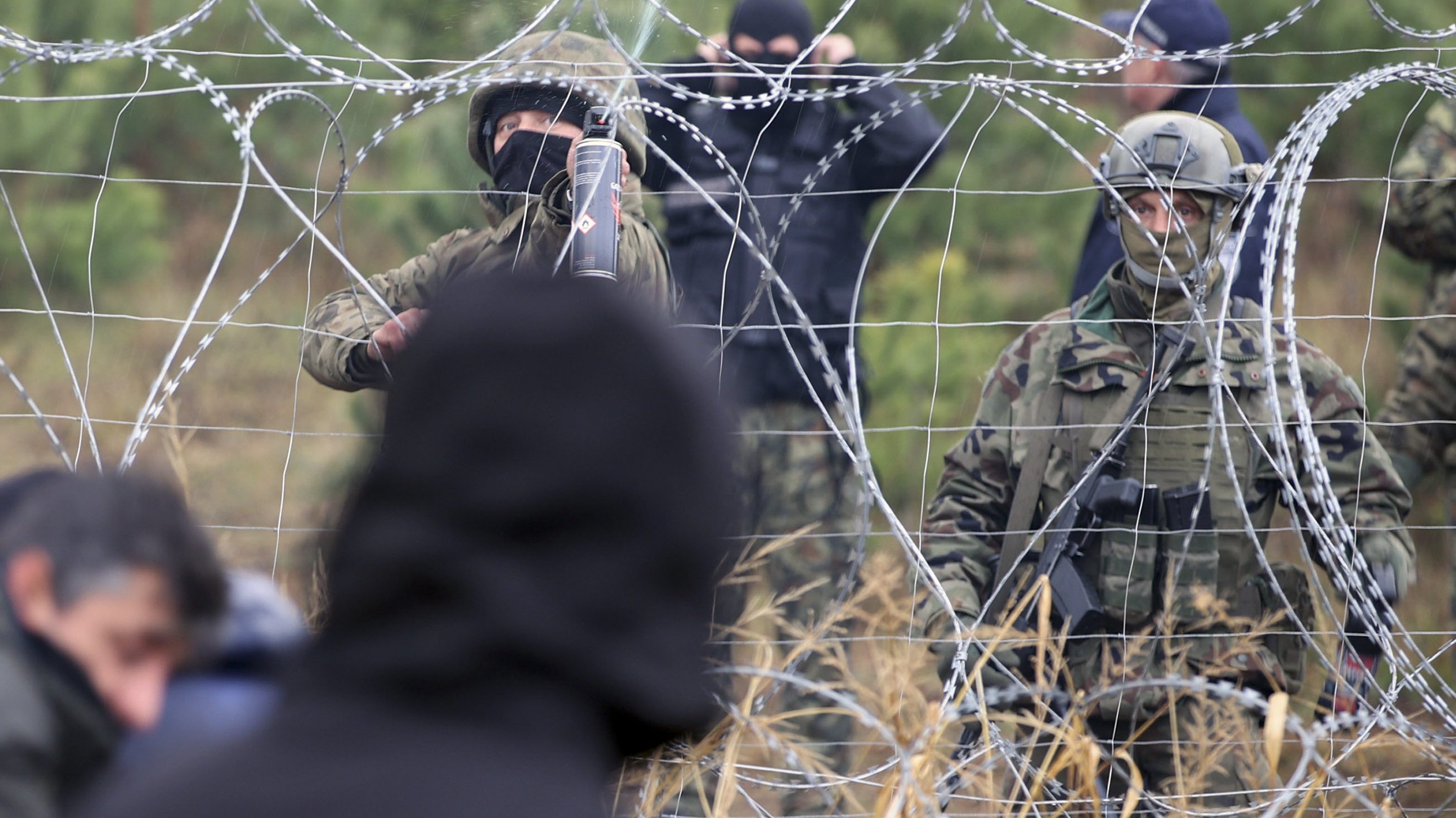Két nagyobb bevándorlócsoport átszakította a kerítést, és átjutott a lengyel-fehérorosz határon