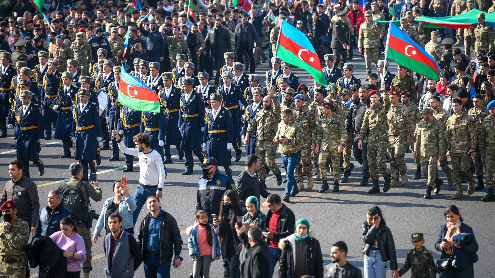 Hegyi-Karabahban papíron sincs béke, Azerbajdzsán mégis egy évvel ezelőtti győzelmét ünnepli