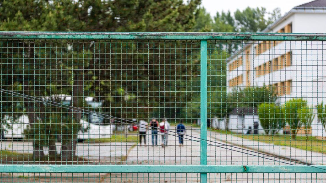 Brüsszel a magyar menekültügyi szabályok miatt már bírság kiszabását is kéri az uniós bíróságtól