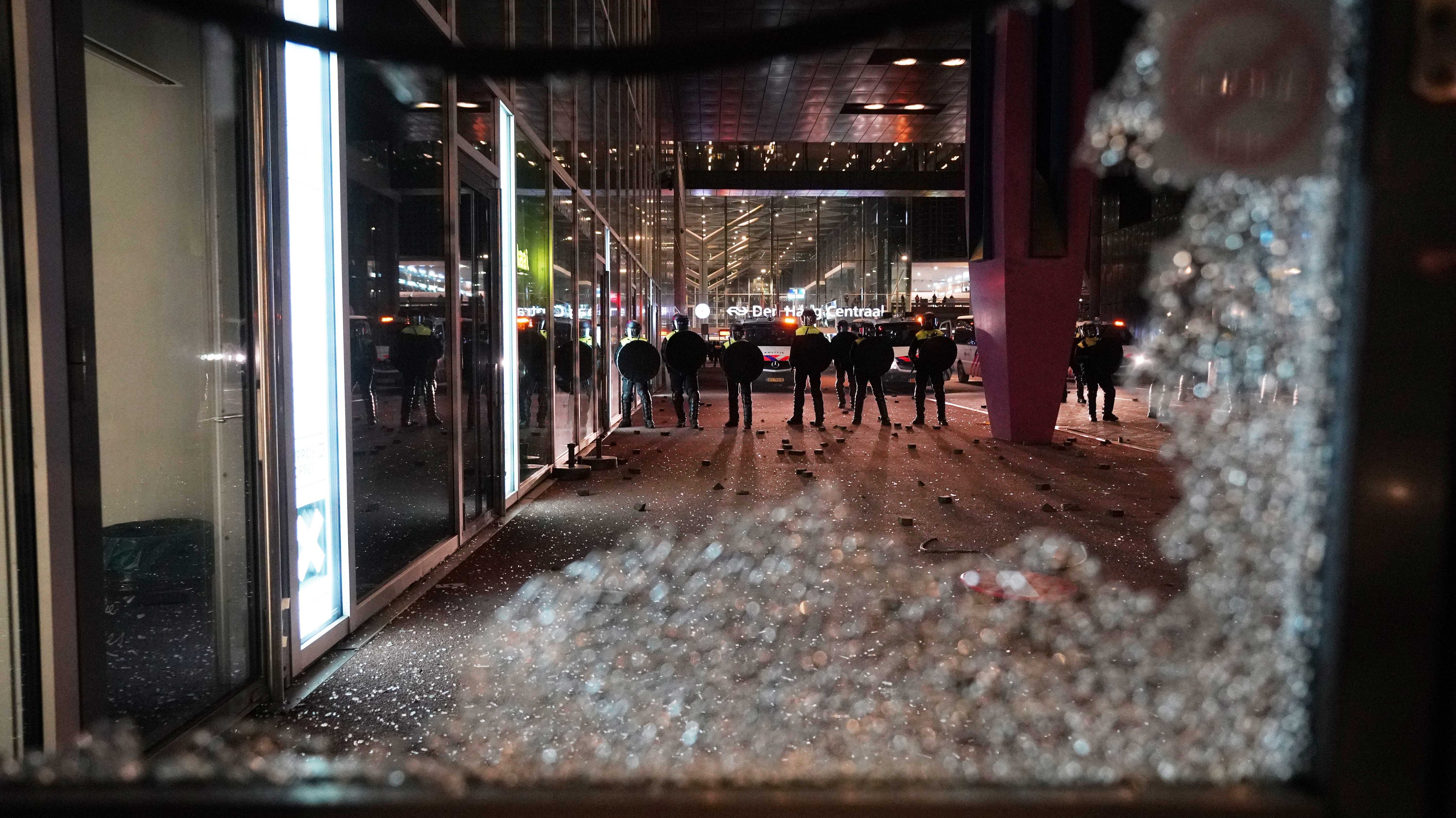 Lezárások Hollandiában: Hágában is erőszakba fullad a tüntetés – videó