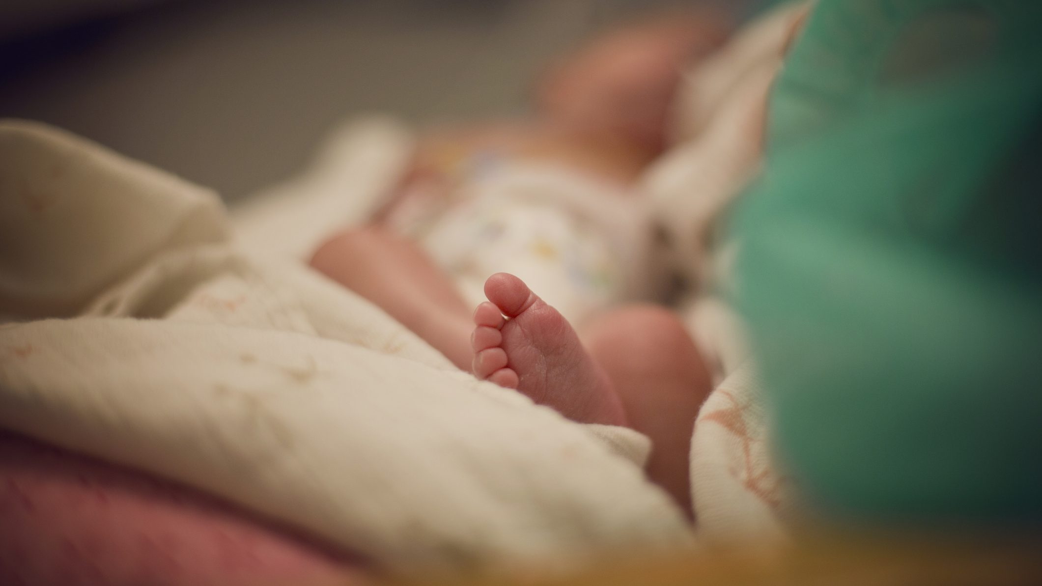Videócseten nézte végig fia születését az apa, aki élet és halál között lebegett