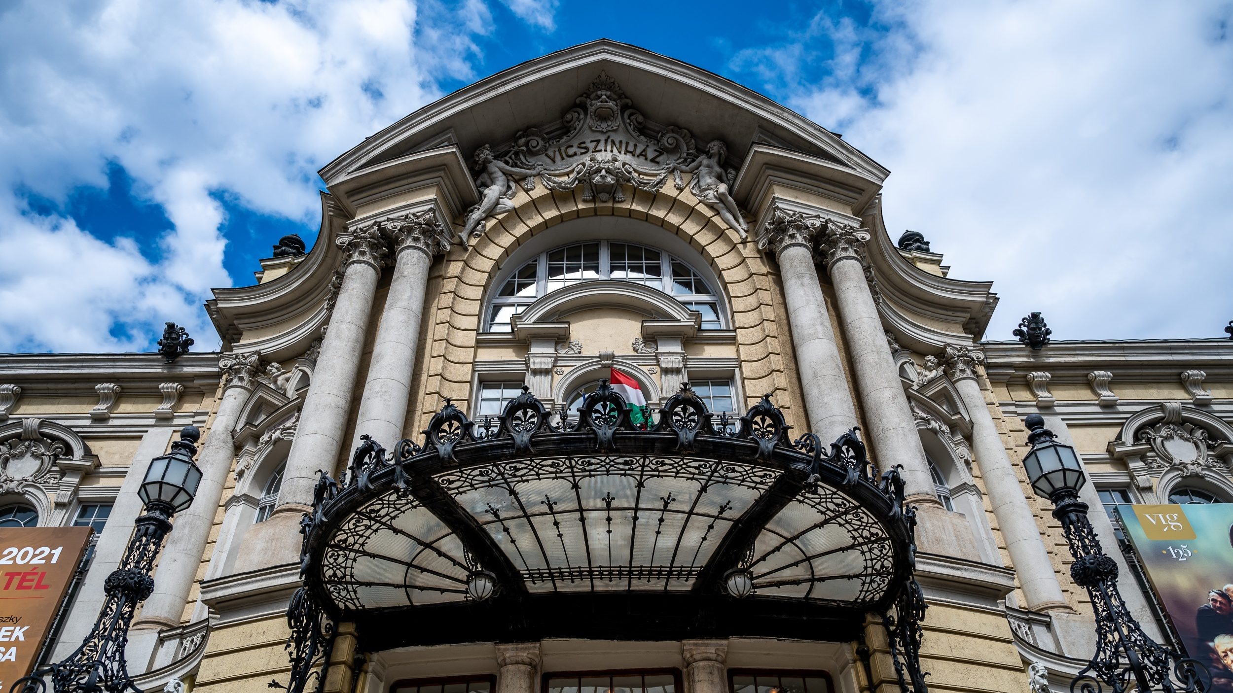 A Vígszínház egy színésze szerint a teátrum egyáltalán nem törődik a koronavírus-veszéllyel, veszélybe sodorva ezzel a társulatot