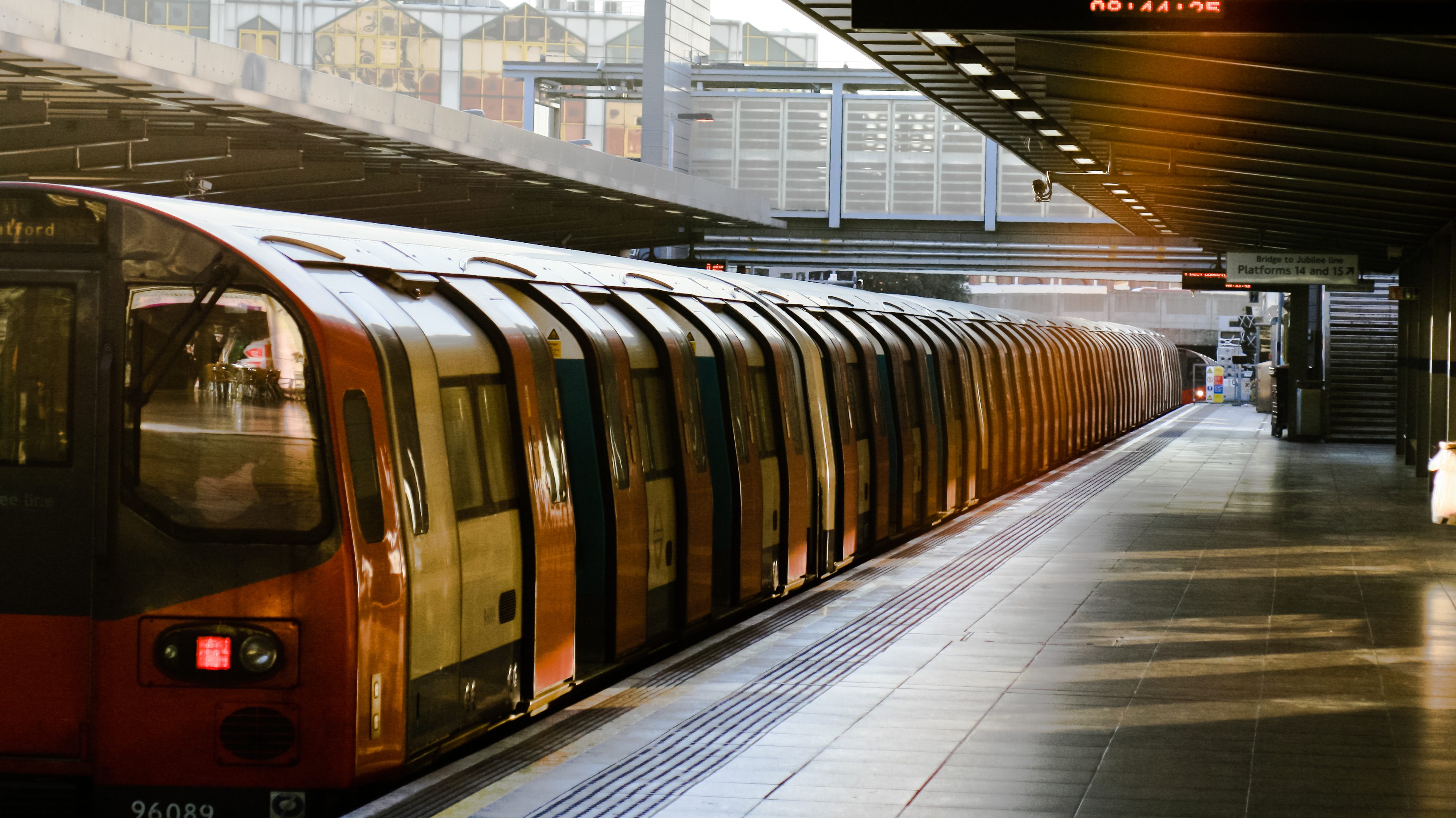 Kiállt a munkanélküli egy metróállomáshoz, három órán belül már egy munkalehetőséggel keresték meg