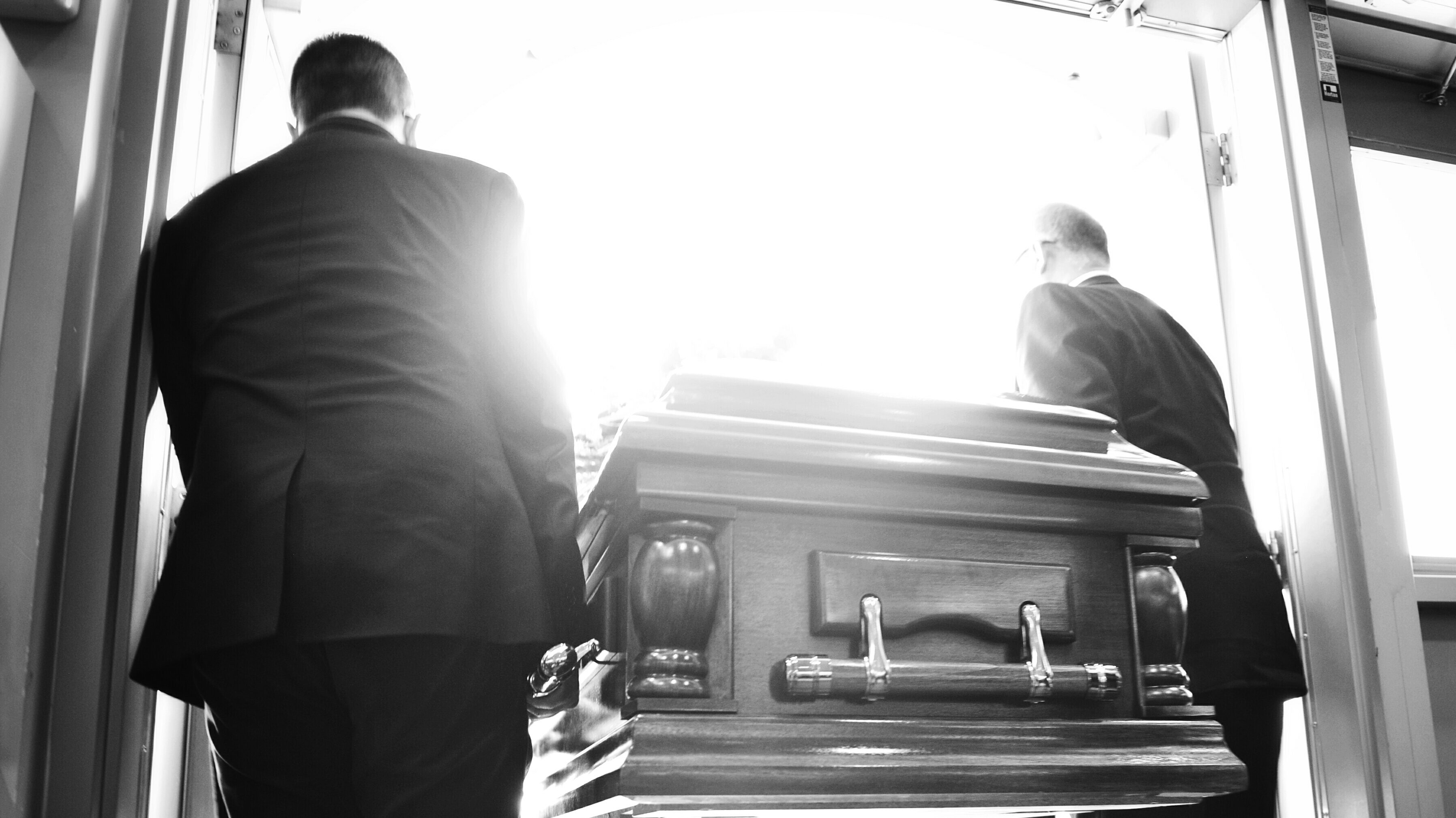 Furcsa temetési kéréseket osztott meg egy temetkezési vállalkozó
