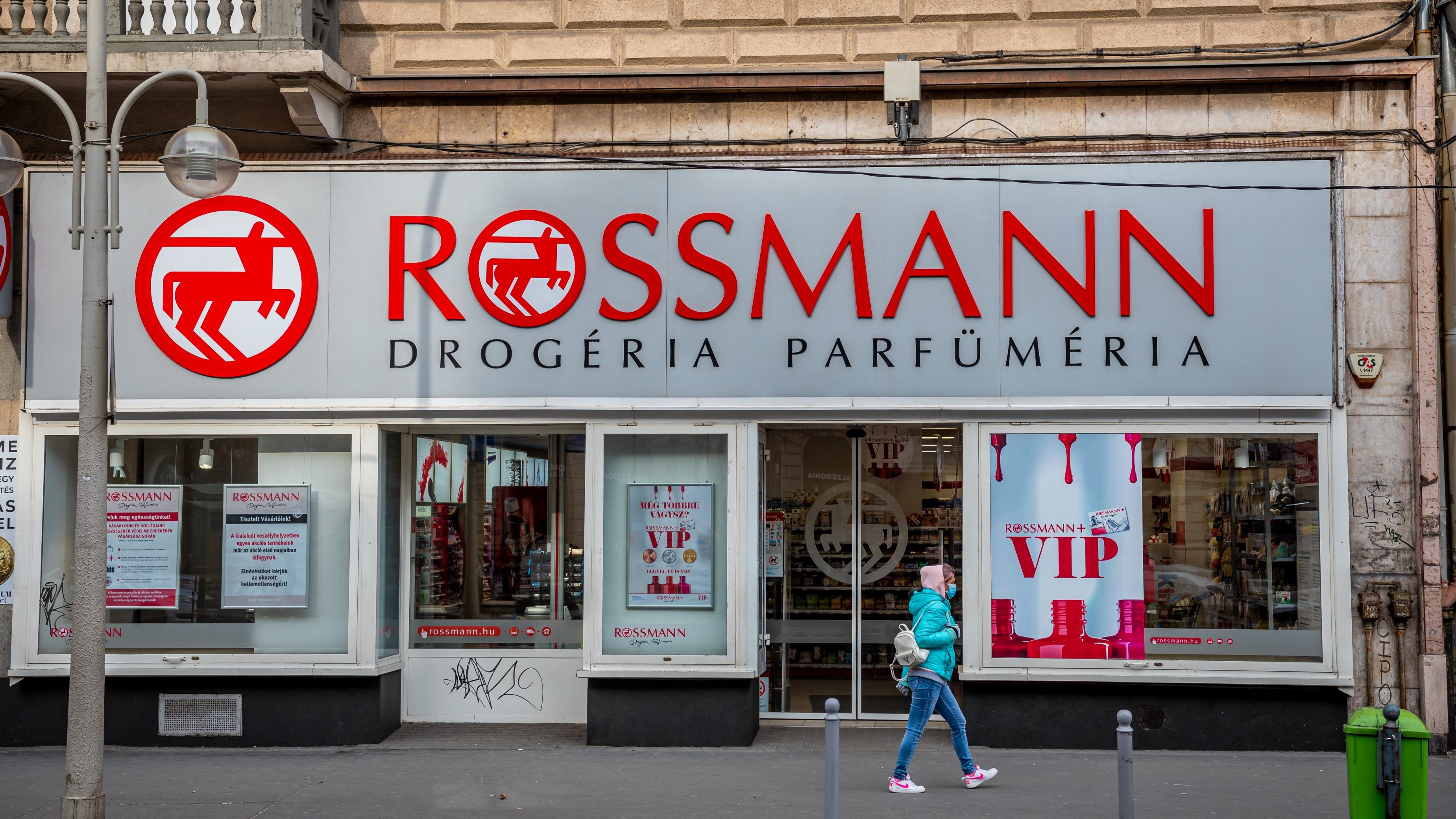 A Rossmann dolgozói 60 ezer forintot kapnak, ha beoltatják magukat koronavírus ellen