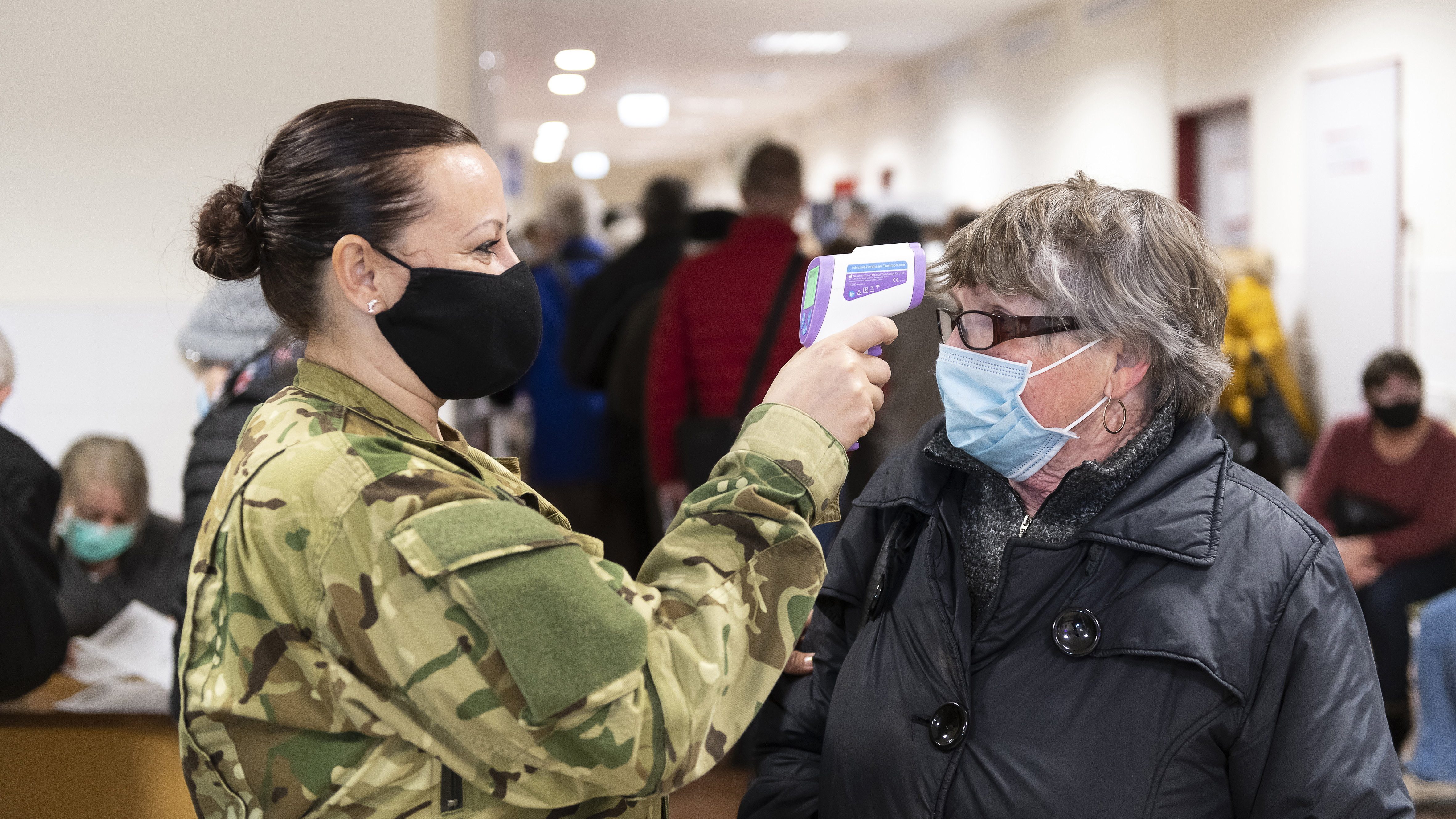 Még több katonát vezényelnek a magyar kórházakba a koronavírus miatt