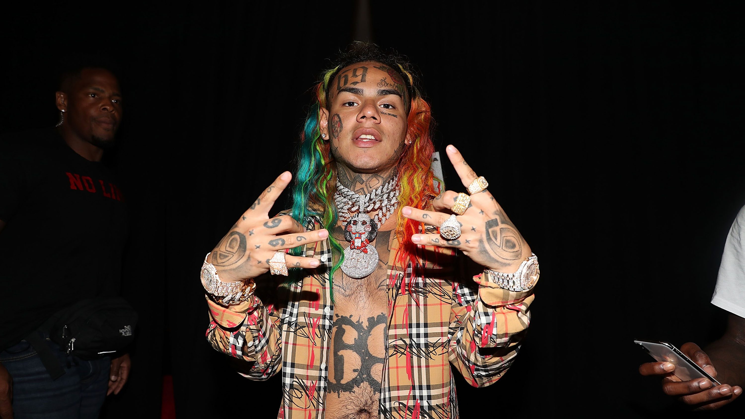 Milyen romantikus: Tekashi69 egy köteg pénzt adott születésnapos barátnőjének