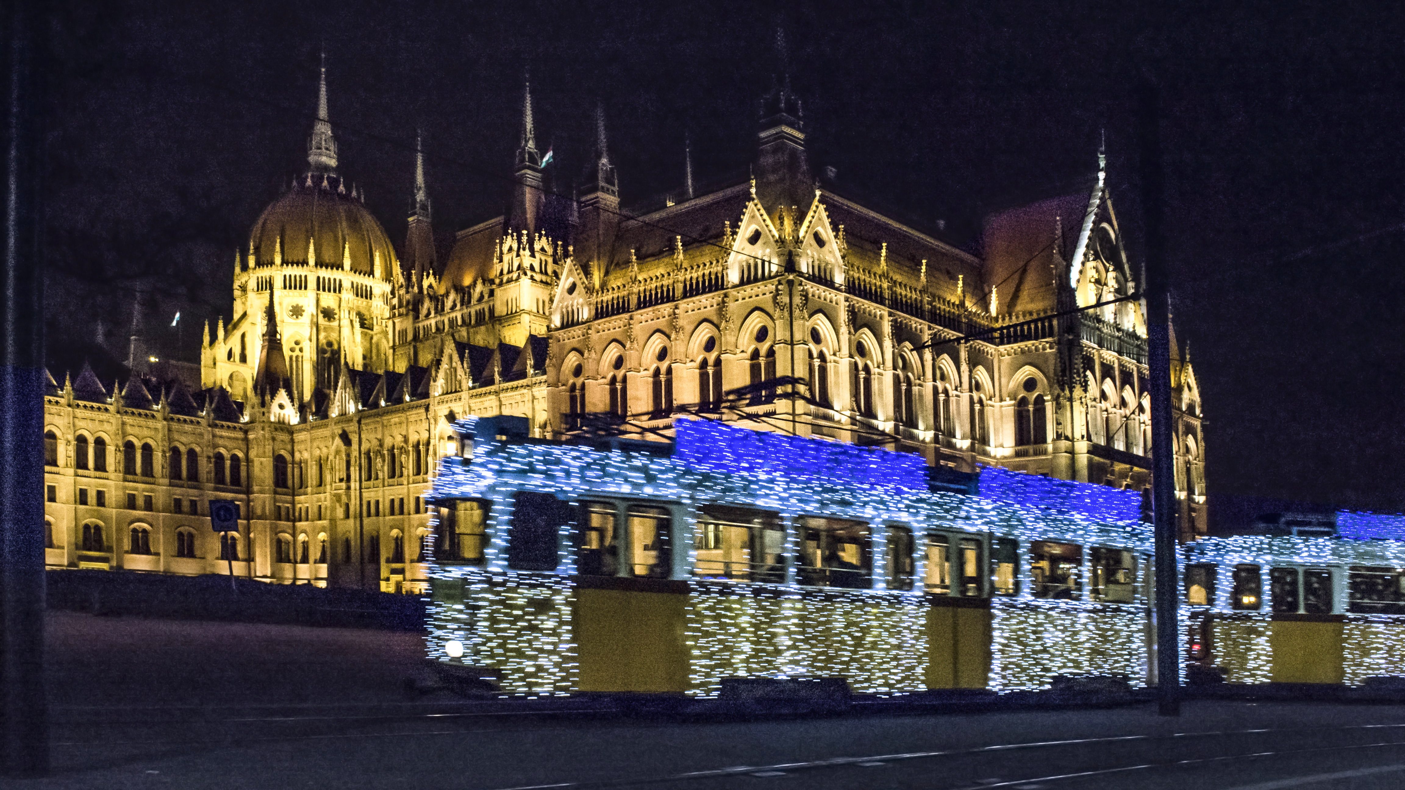 Elindult a karácsonyi Fényvillamos Budapesten, itt találkozhatunk vele