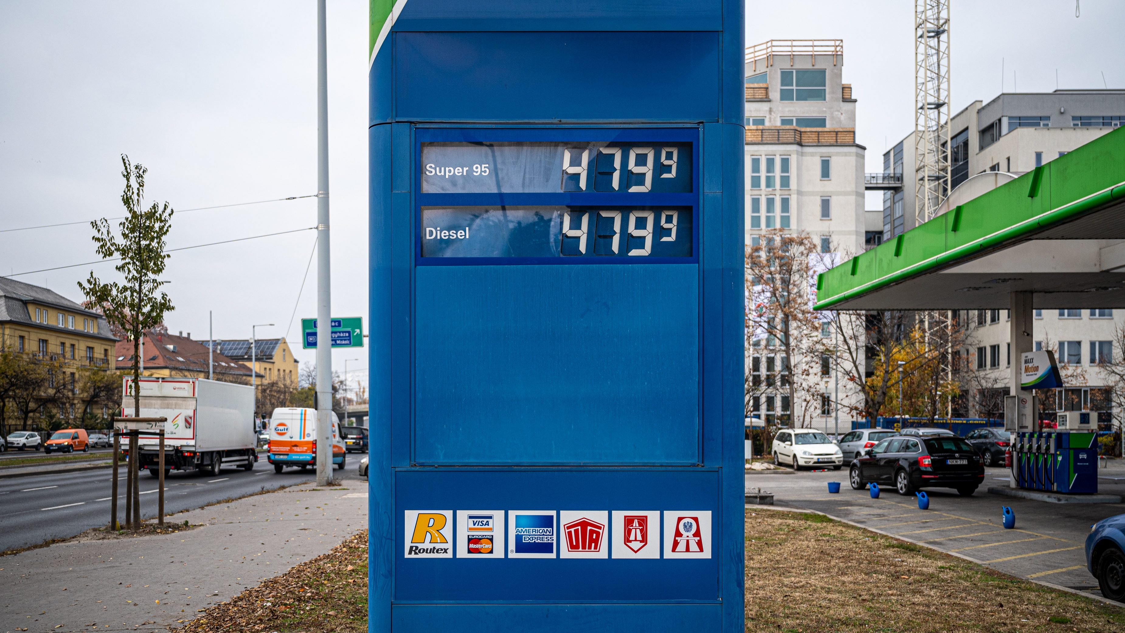 480 forint alá csökkenhet az üzemanyag ára a benzinkutakon