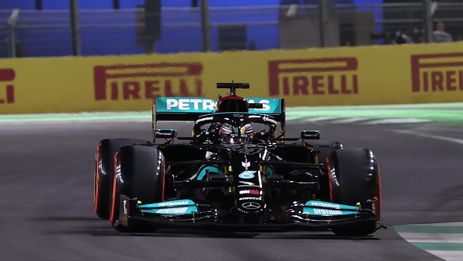 Utolsó körös dráma után Lewis Hamiltoné a pole Szaúd-Arábiában