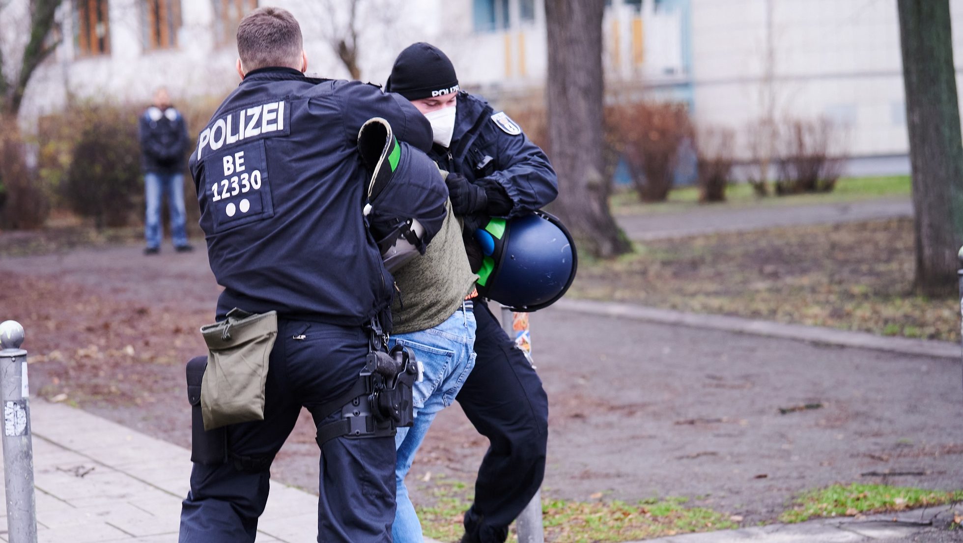 Oltásellenes tüntetők támadták újságírókra Berlinben