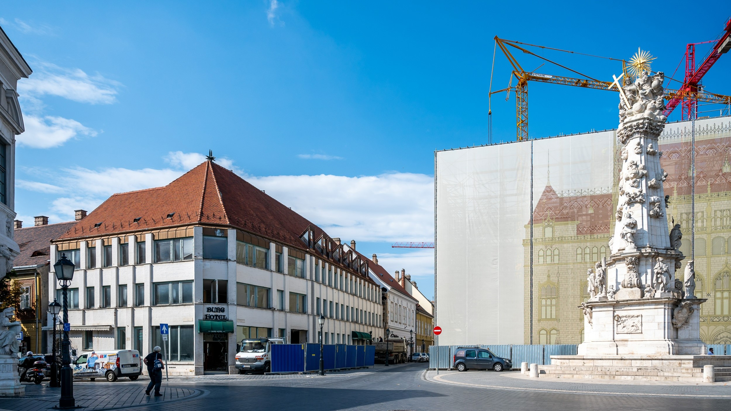 A Széchenyi Akadémia is tiltakozik a Szentháromság téri modern ház eltűnése ellen