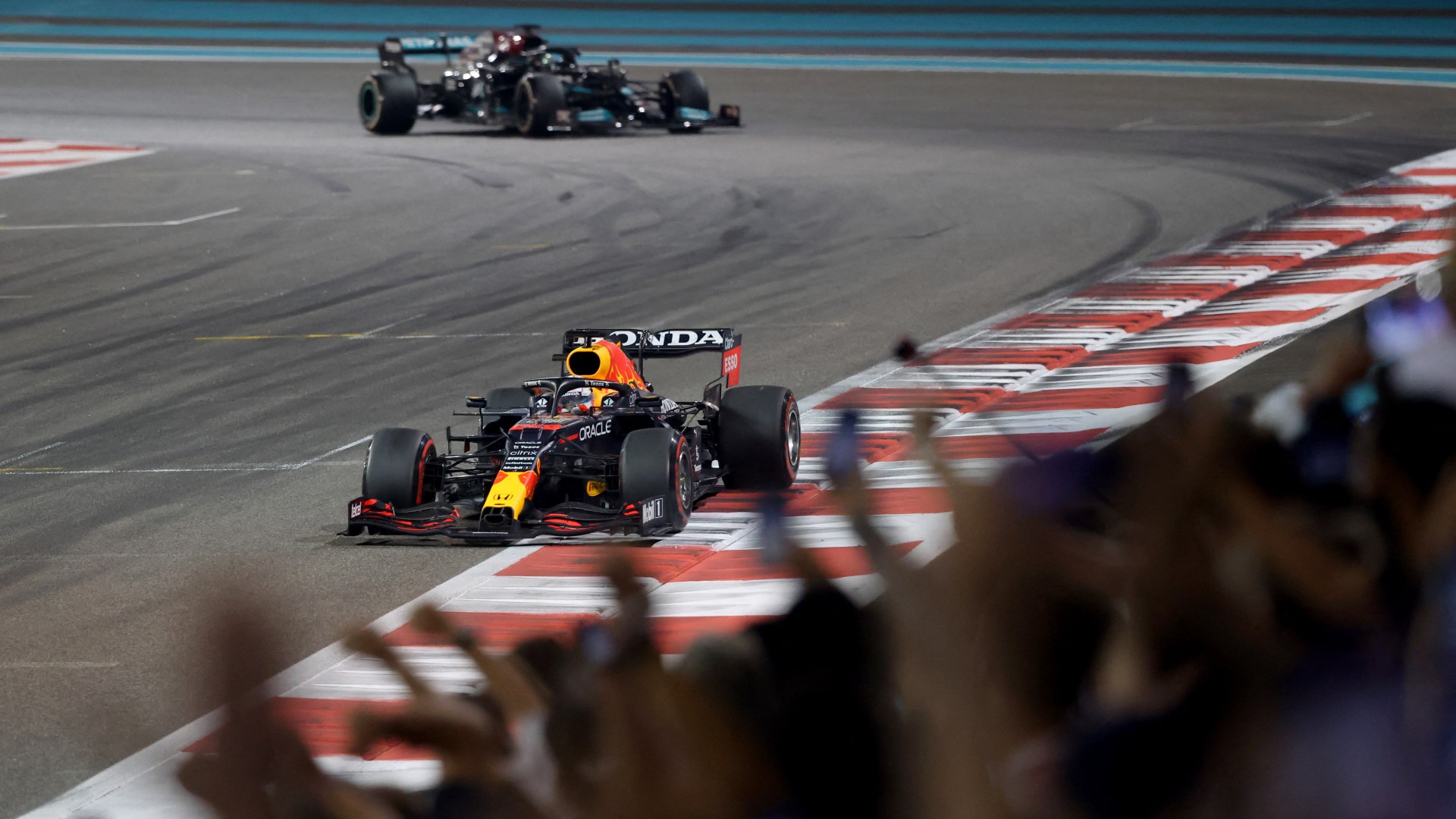 Így nézett ki a vb-címet eldöntő utolsó kör Hamilton és Verstappen autójából