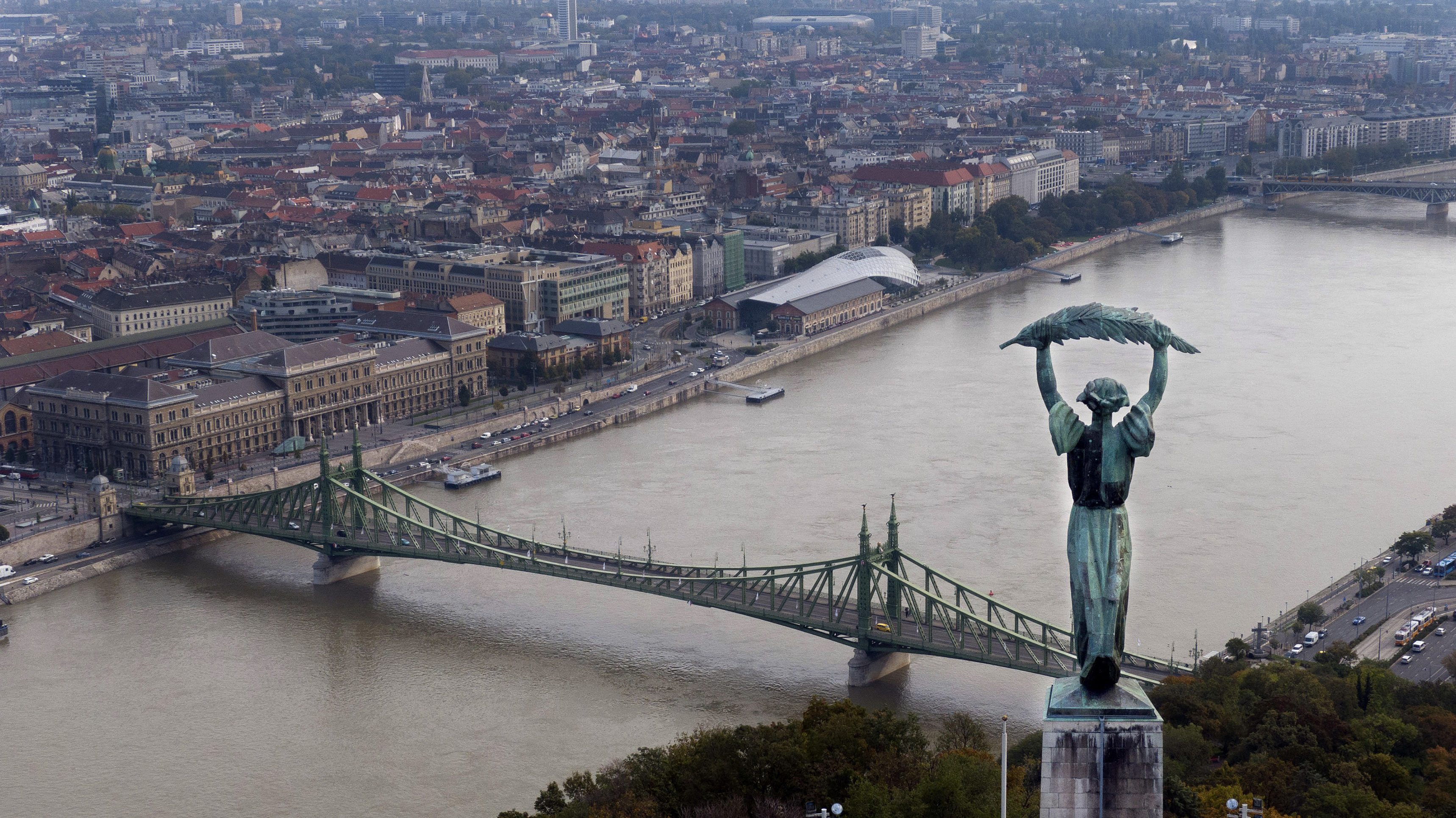 Dunába ugrott egy 29 éves férfi a Szabadság hídról