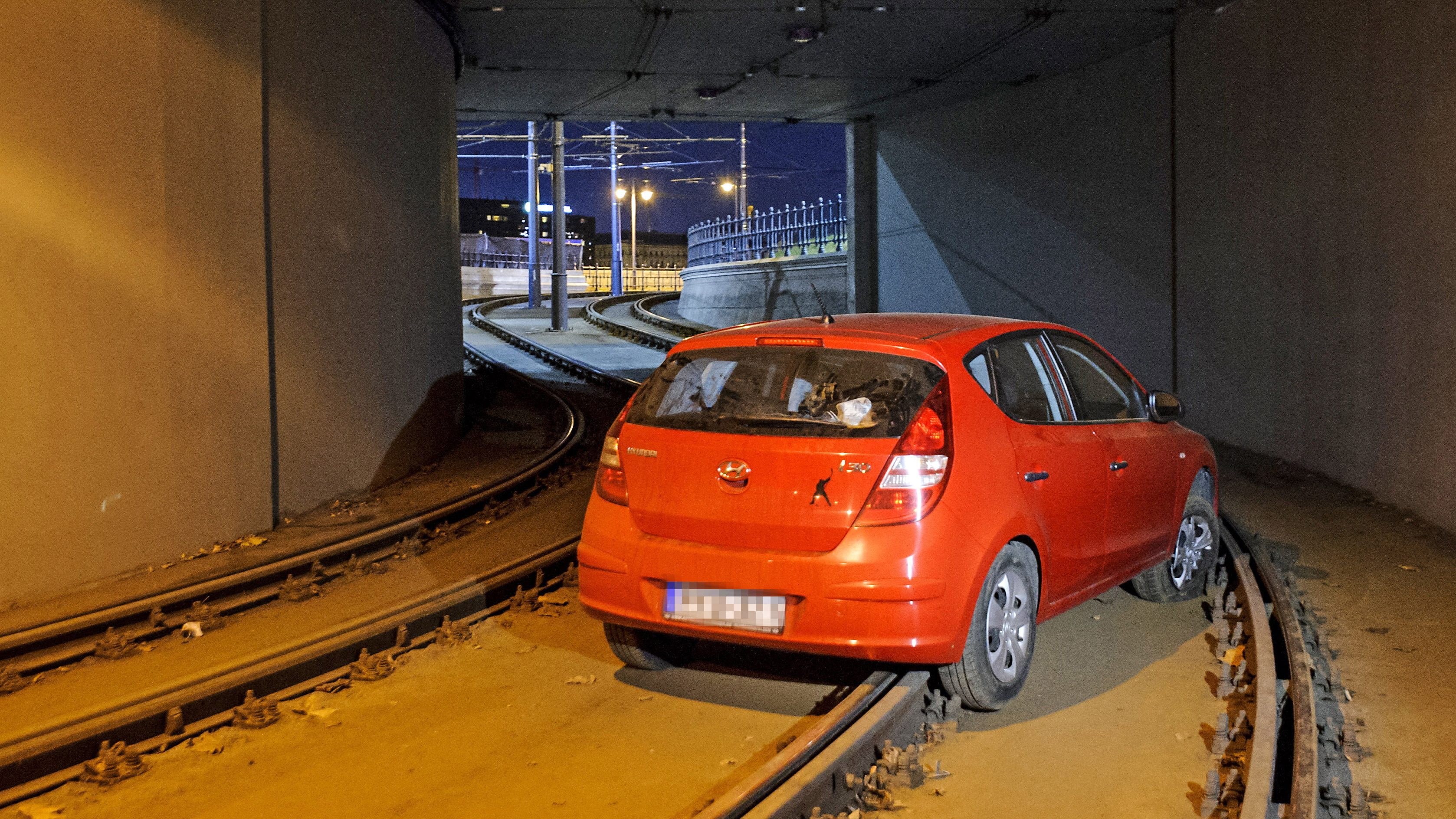 A Clark Ádám téri villamosalagútba irányított a GPS egy dunaújvárosi családot