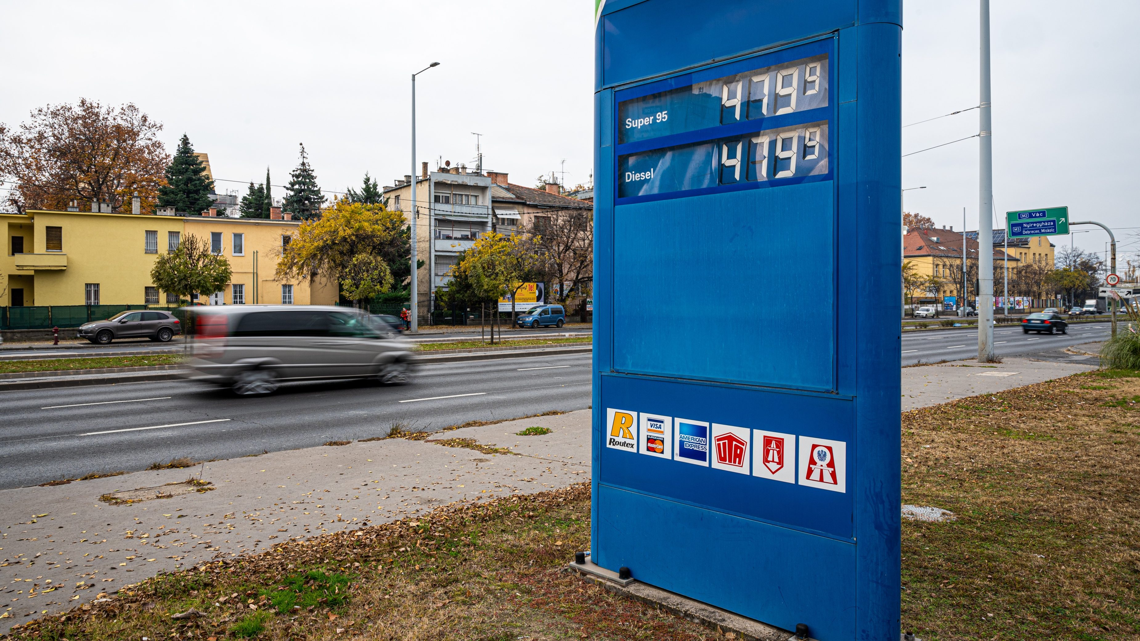 Csökken a benzin nagykereskedelmi ára, a kutakon is érezhető lehet