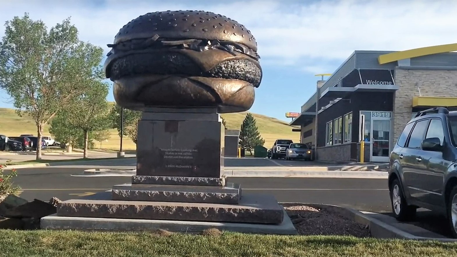 Szobrot állítottak a McDonald’s egyik ikonikus hamburgerének