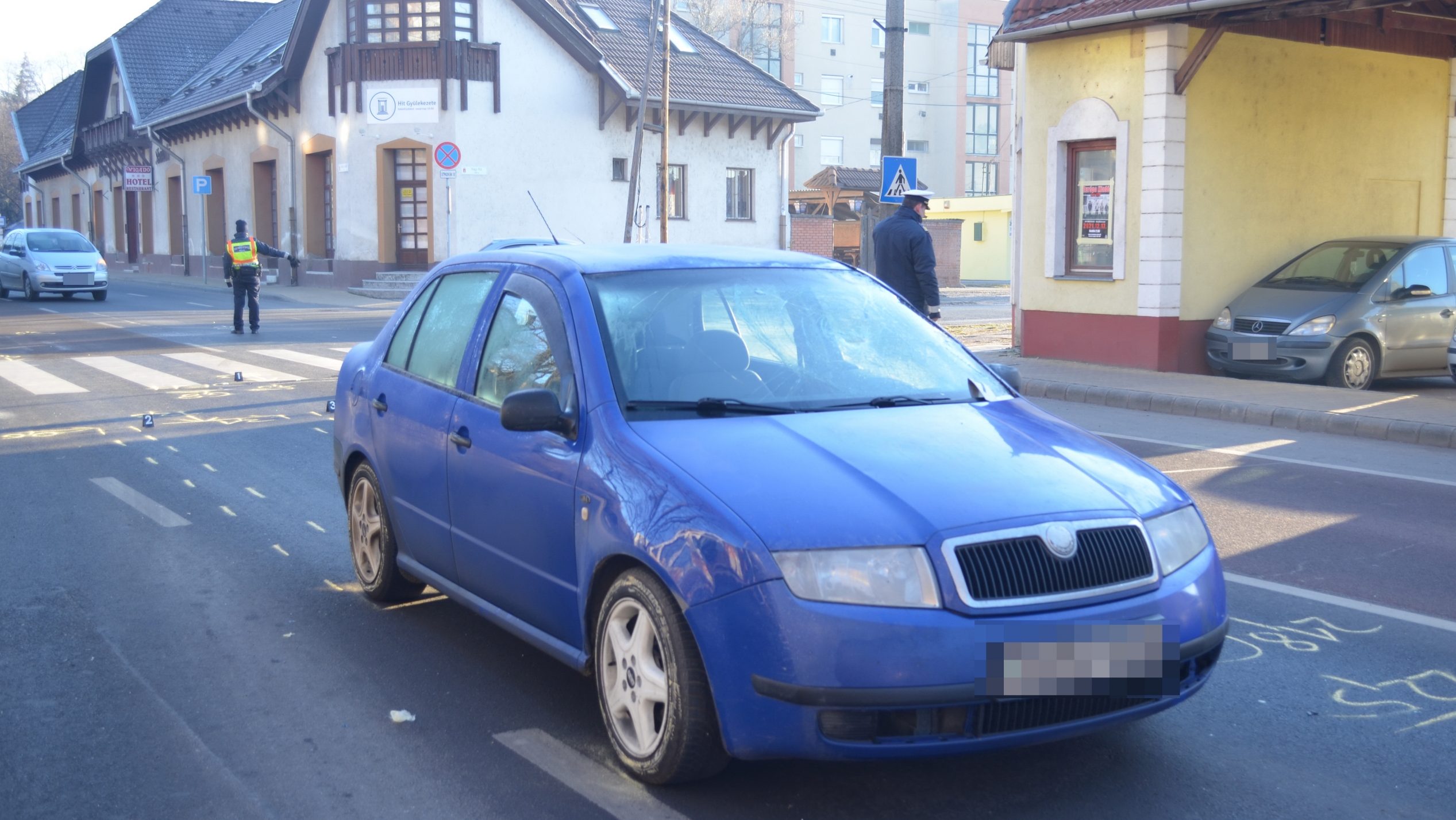 Zebrán gázoltak el három középiskolás lányt Mezőkövesden