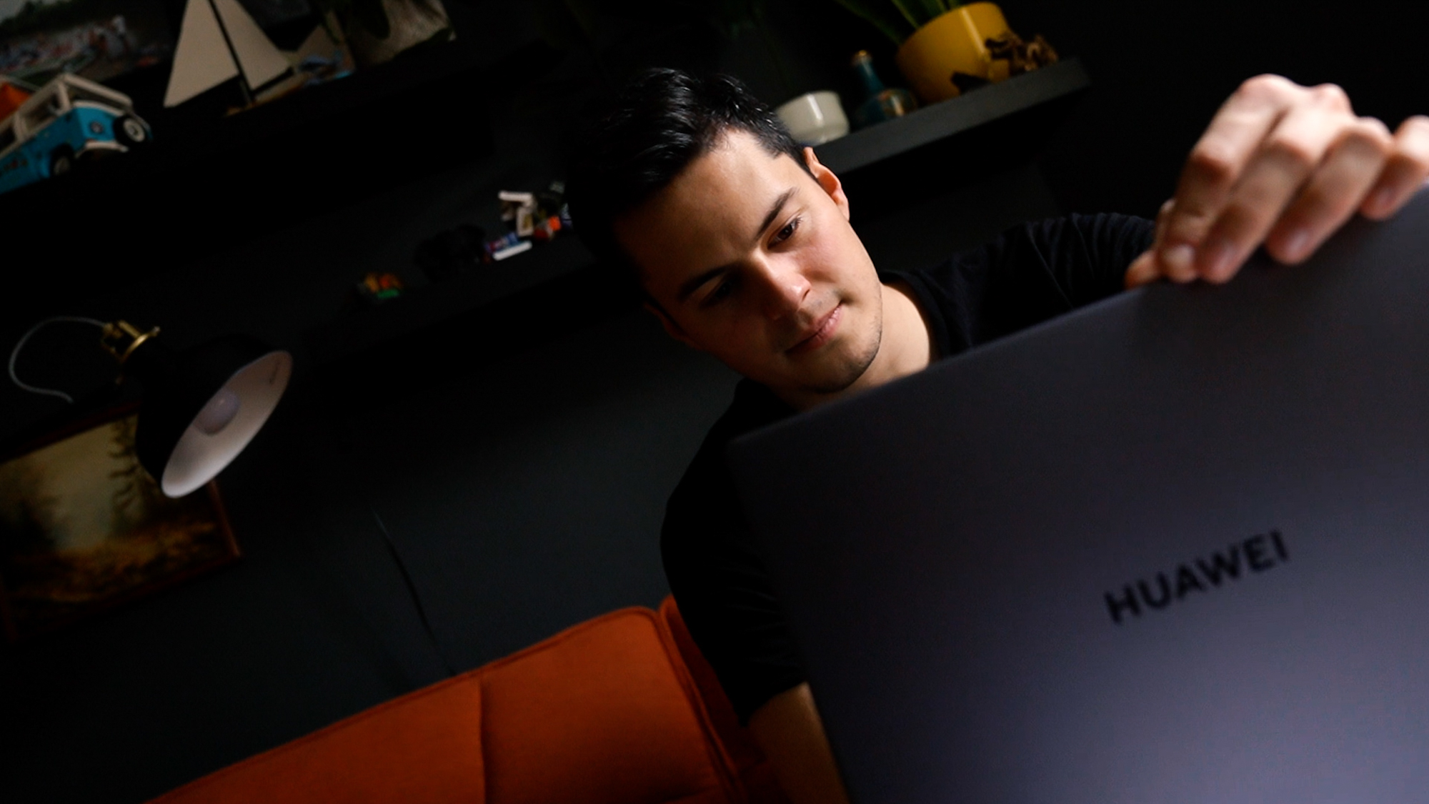 Egy laptop, ahol a billentyűzetben van a kamera