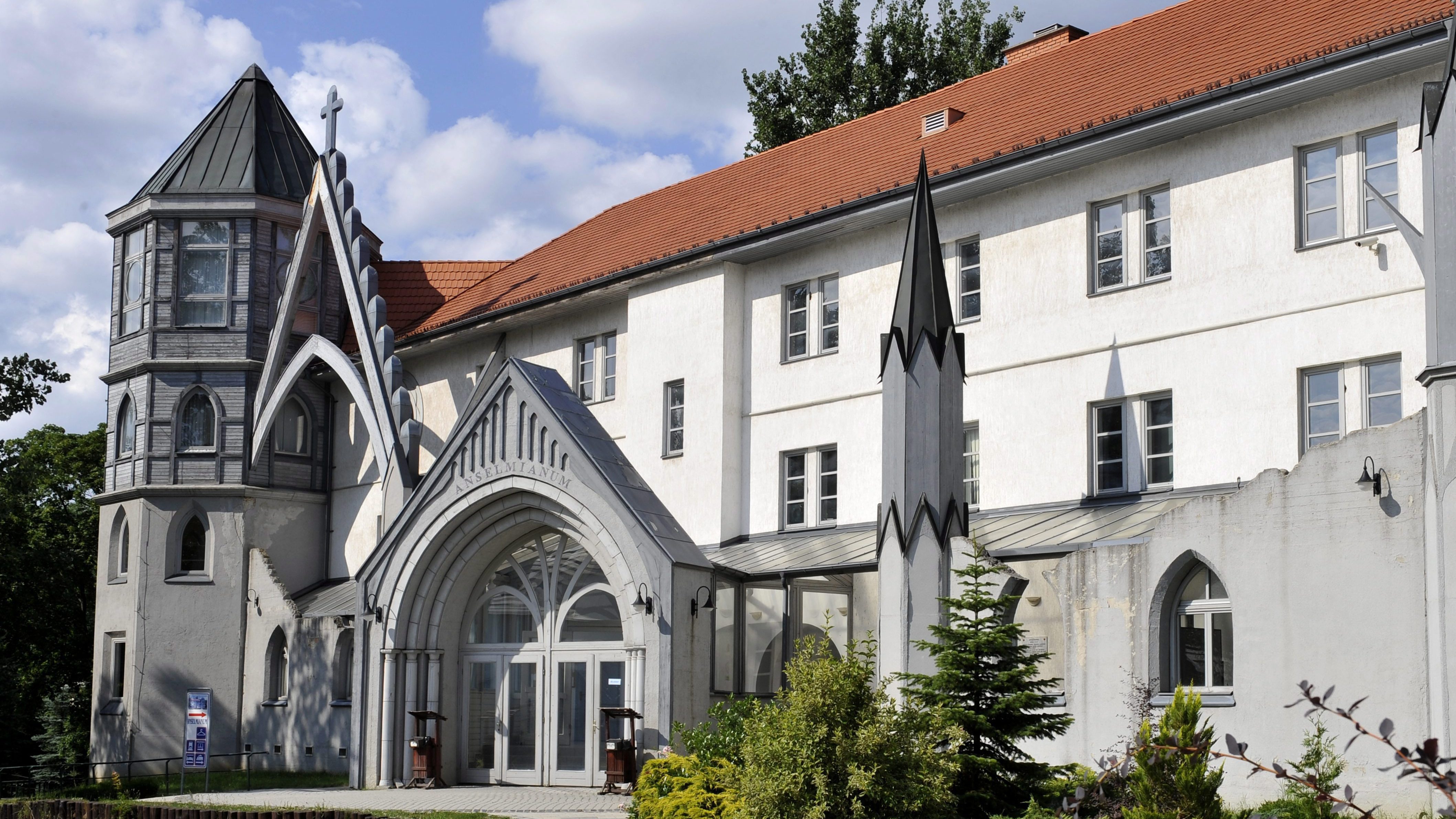 Megállapodott a kormány a katolikus egyházzal a katolikus felsőoktatási intézményekről