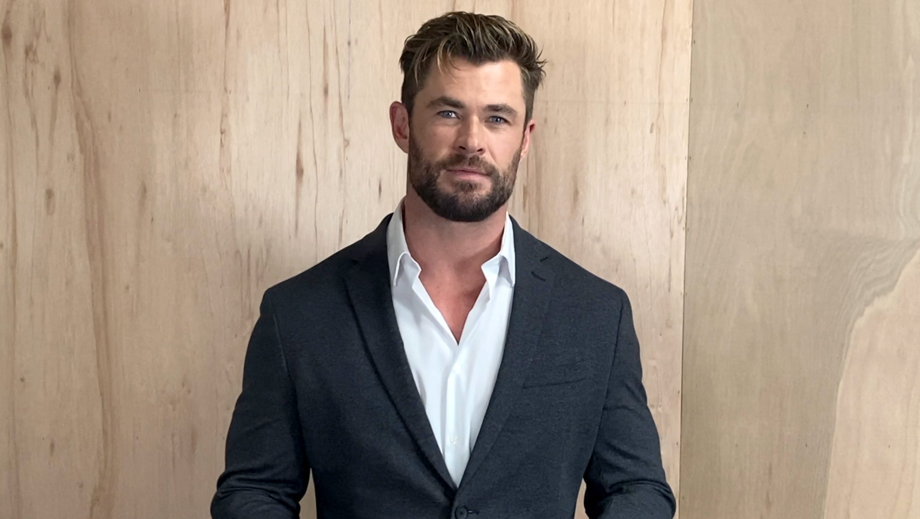 Már attól megfáztunk, hogy ránéztünk a félmeztelen Chris Hemsworth hóban fetrengős fotójára