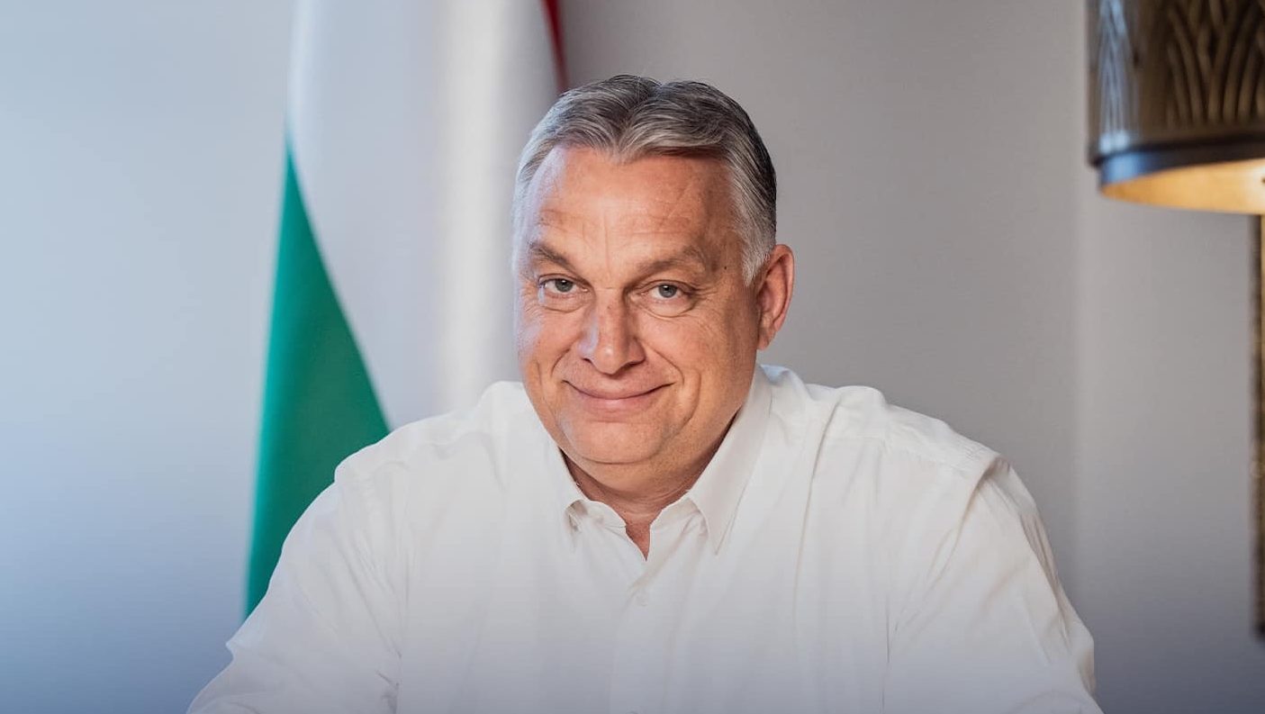 Blikk: Orbán óév búcsúztató videójában Varga Viktor és Singh Viki is éneklik a paradicsomos mulatóst