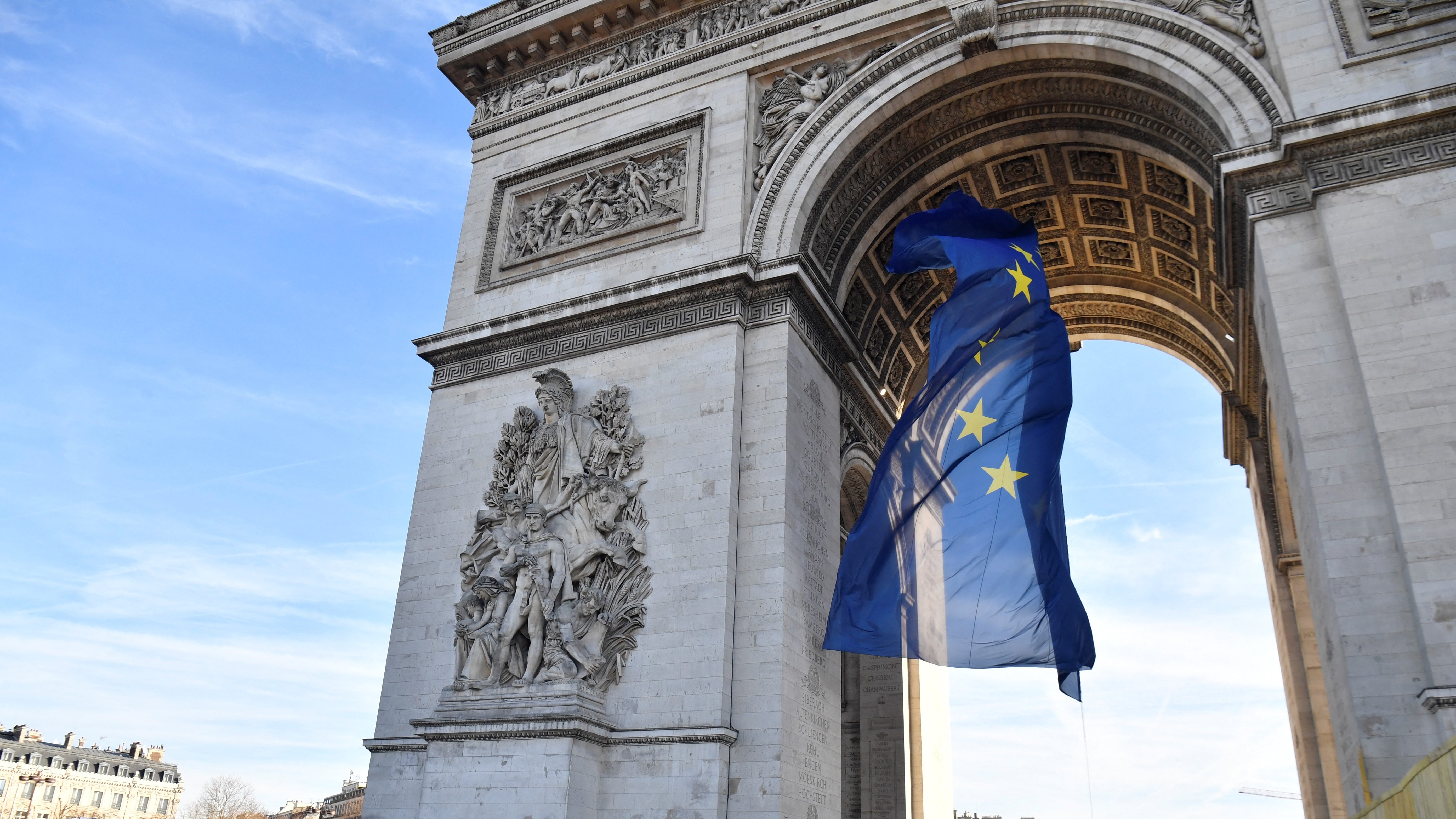 Kitűzték, majd azonnal le is vették az Európai Unió zászlaját a párizsi diadalívről