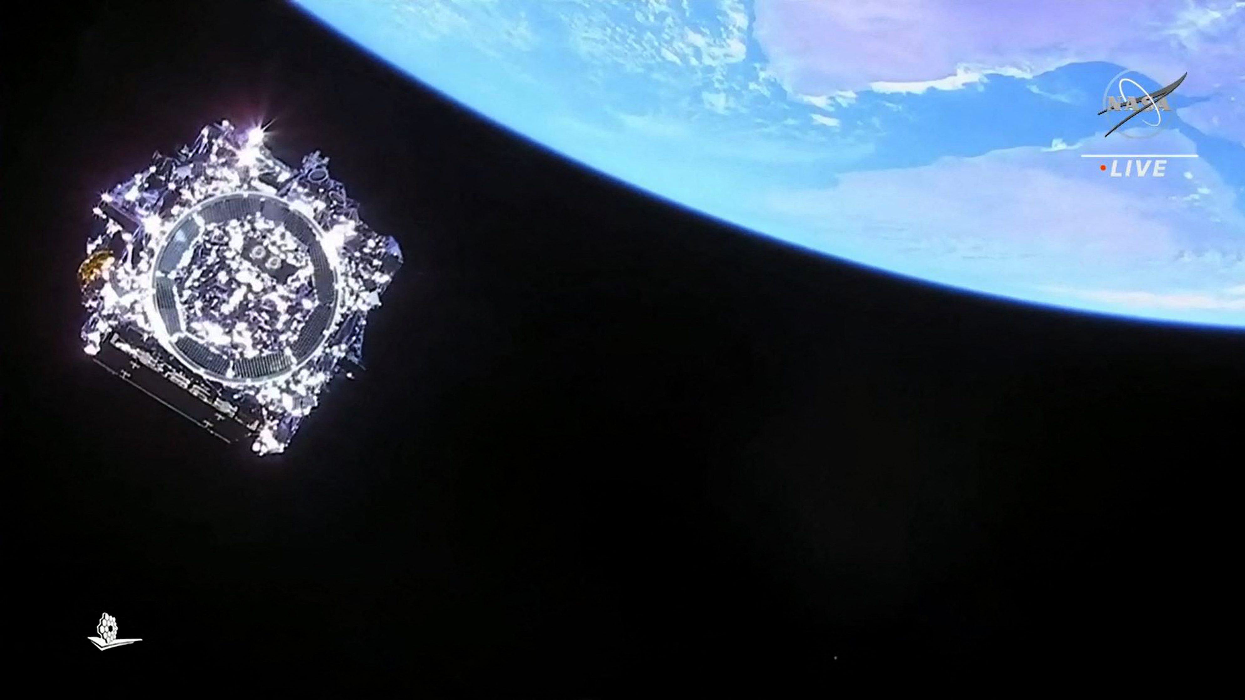 Videón, ahogy az űrben repül a James Webb űrtávcső