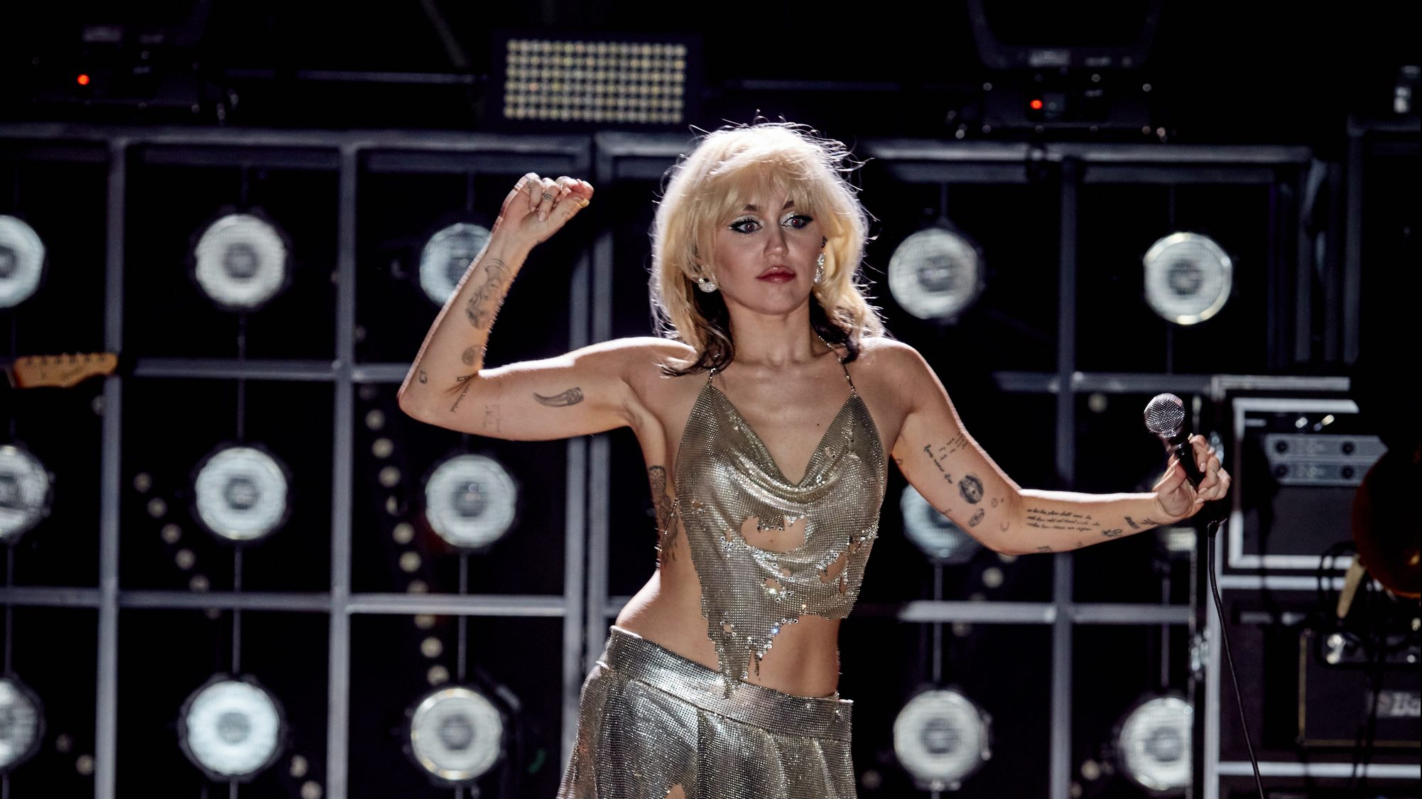 Egy hajszálon múlt, hogy nem esett le Miley Cyrus felsője a szilveszteri koncert közben