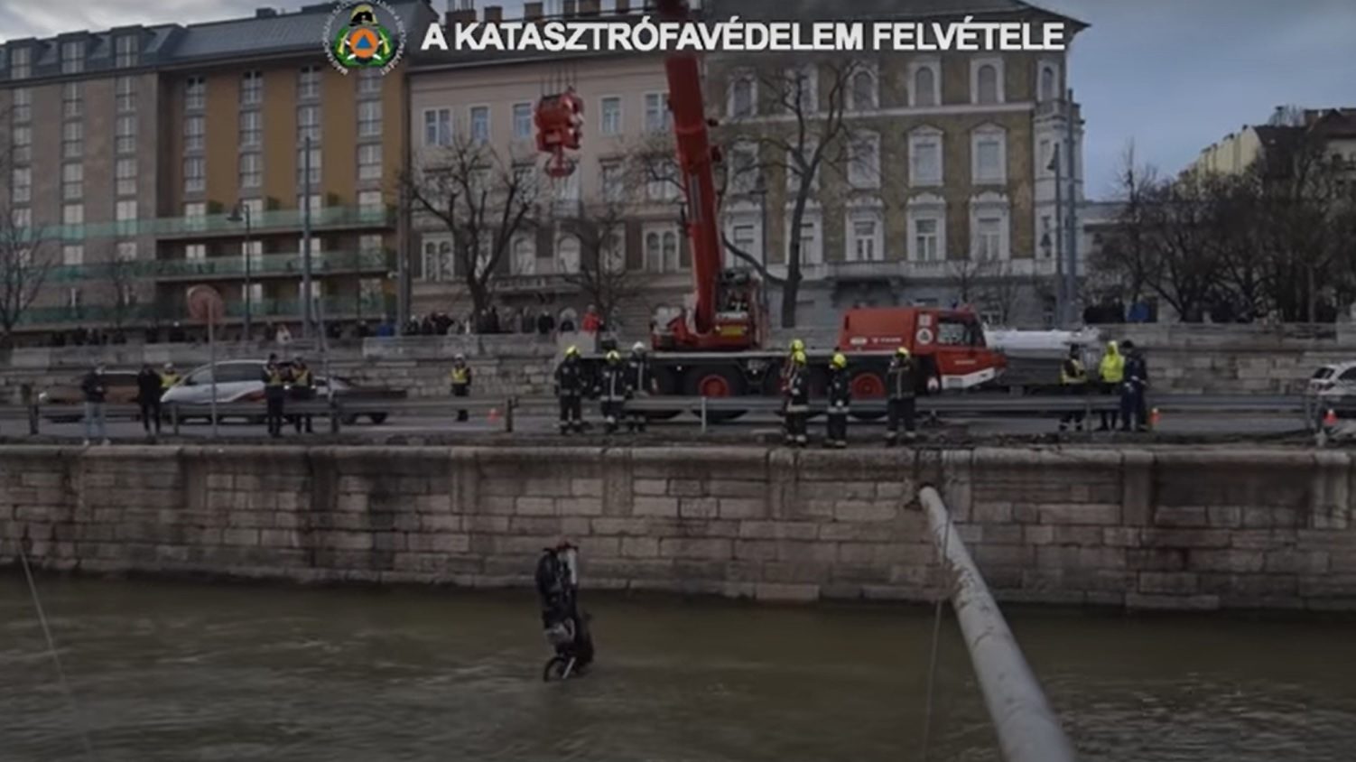 Búvárokkal, hajóval, daruval mentették a Dunába esett motort – Videó