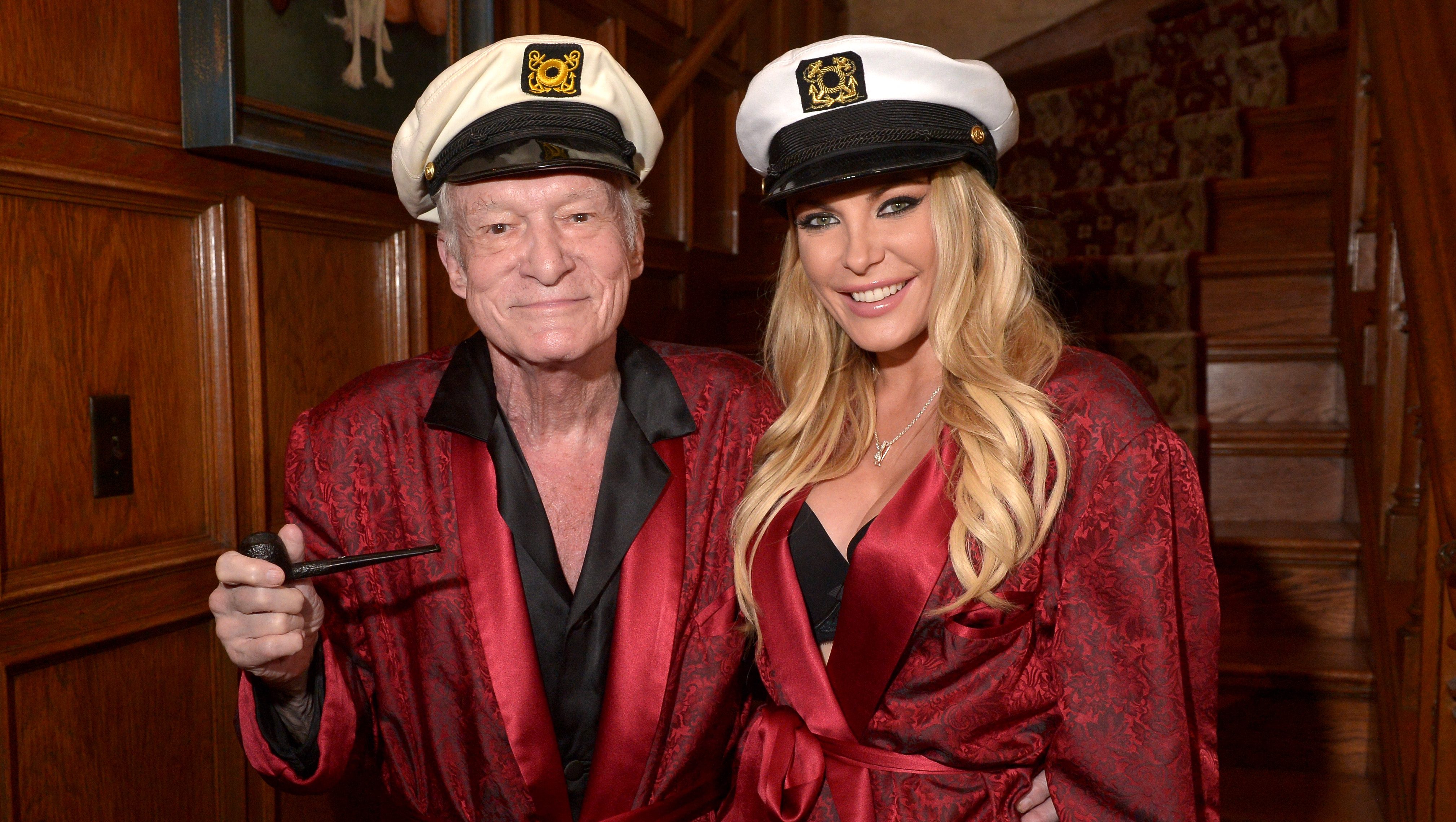 Hugh Hefner özvegye azt mondja, „minden mű dolgot” eltávolított a testéből, mutatott is egy új szelfit