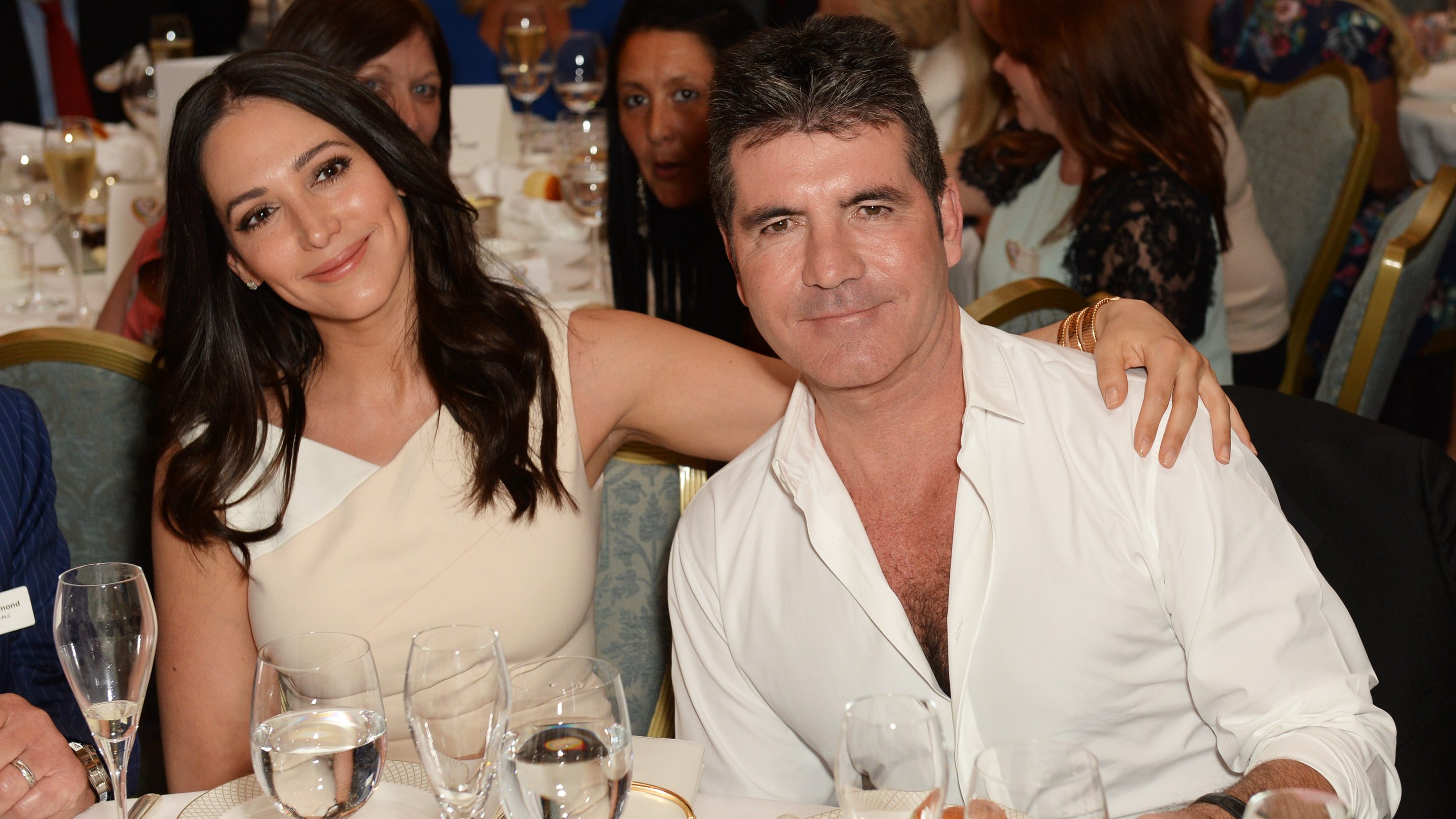 62 évesen nősülni fog Simon Cowell, eljegyezte a barátnőjét