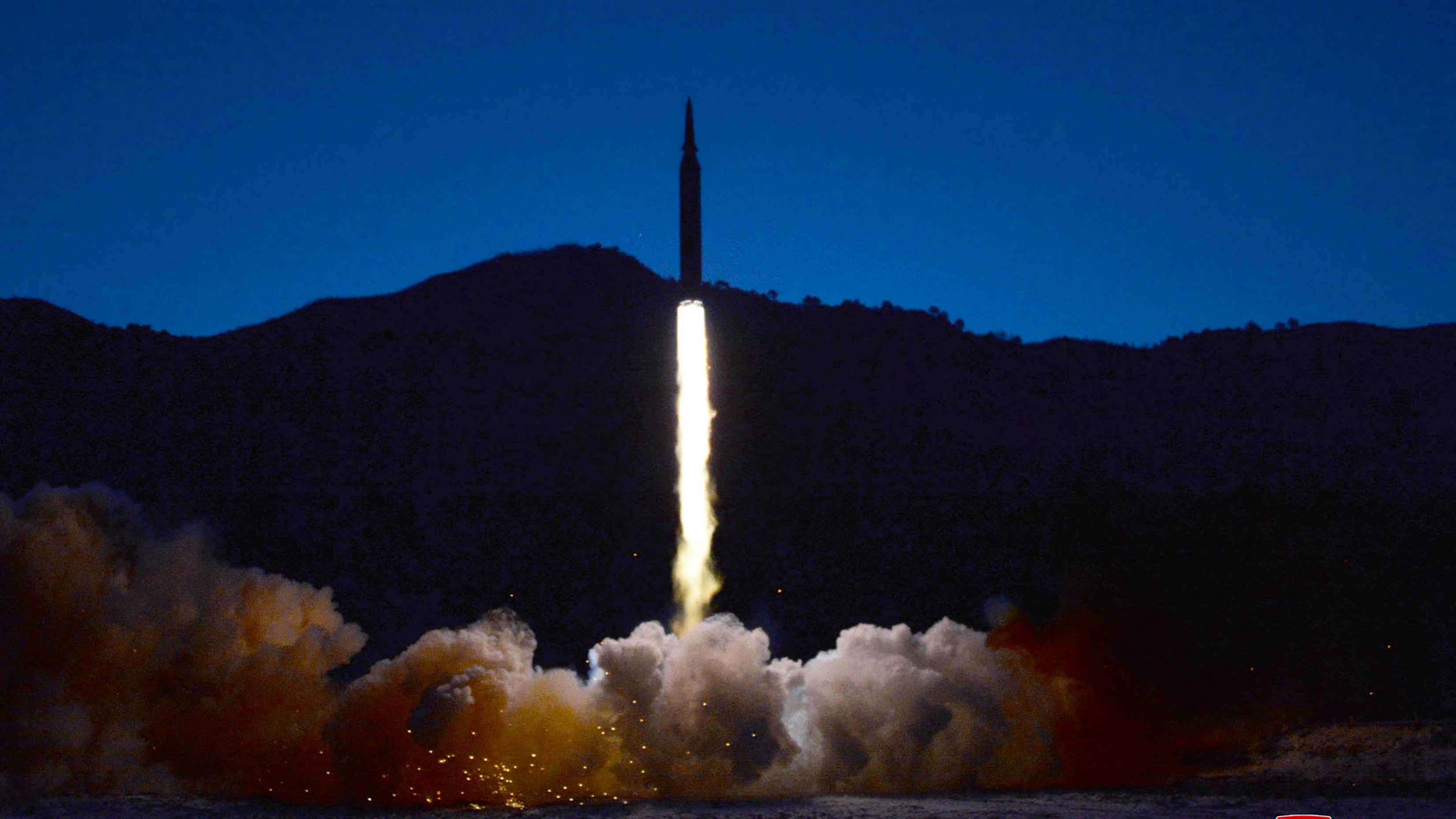 Kim Dzsongun személyesen vezette Észak-Korea harmadik hiperszonikus rakétatesztjét