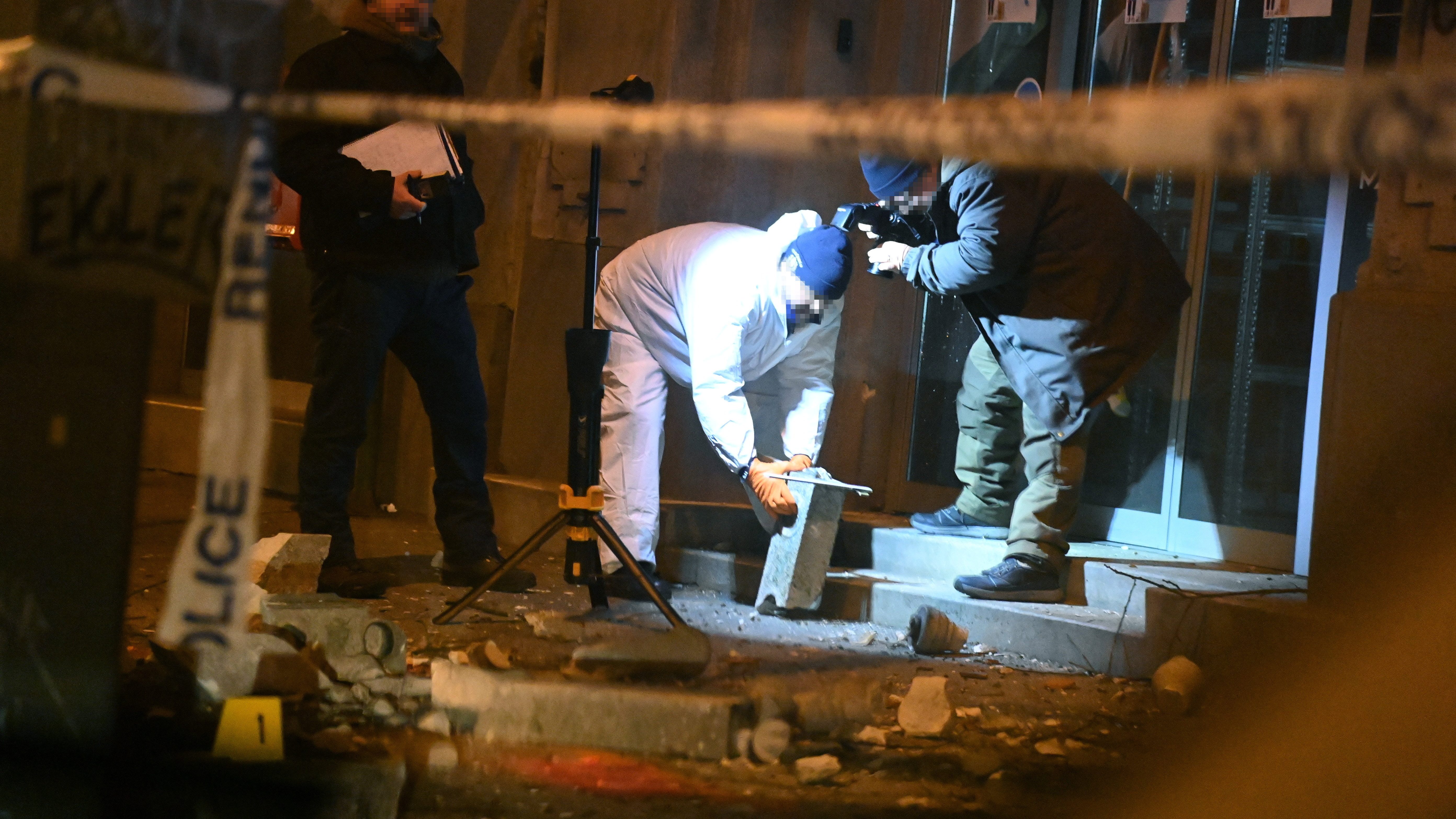 Egy 53 éves nő halt meg a Váci úton, amikor kiszakadt egy harmadik emeleti erkély korlátja – fotók