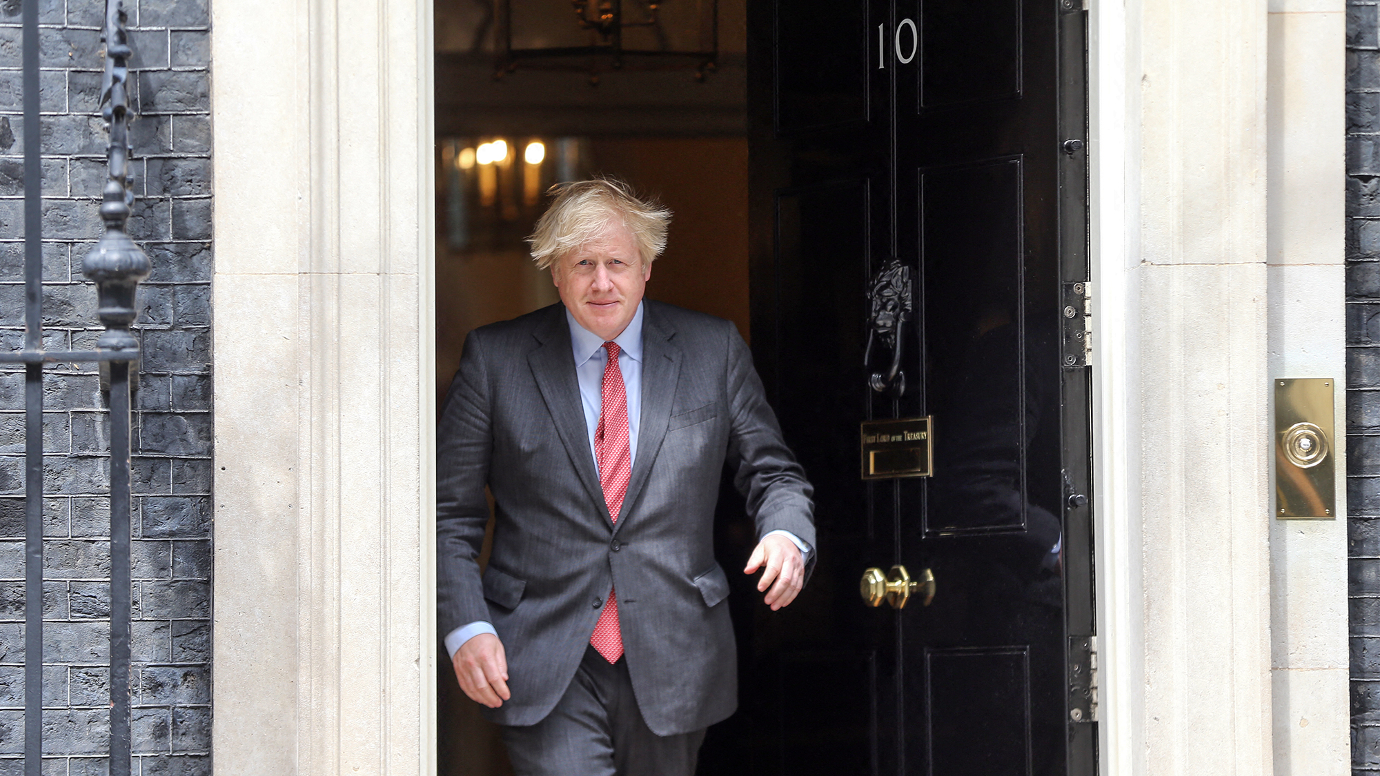 Karanténbuli miatt remeg Boris Johnson széke