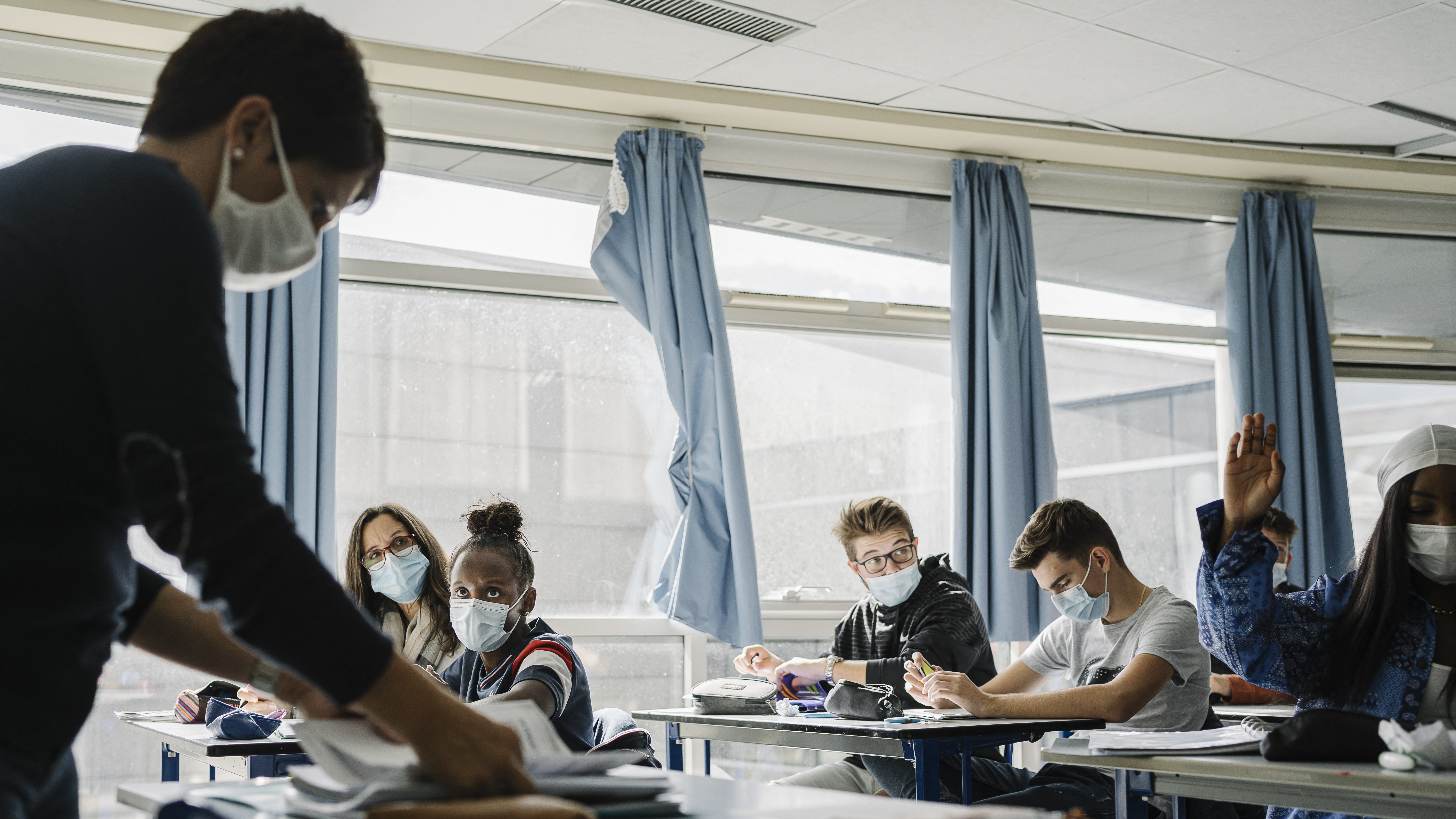 Történelmi sztrájkra készülnek a tanárszakszervezetek Franciaországban, az általános iskolák fele zárva marad