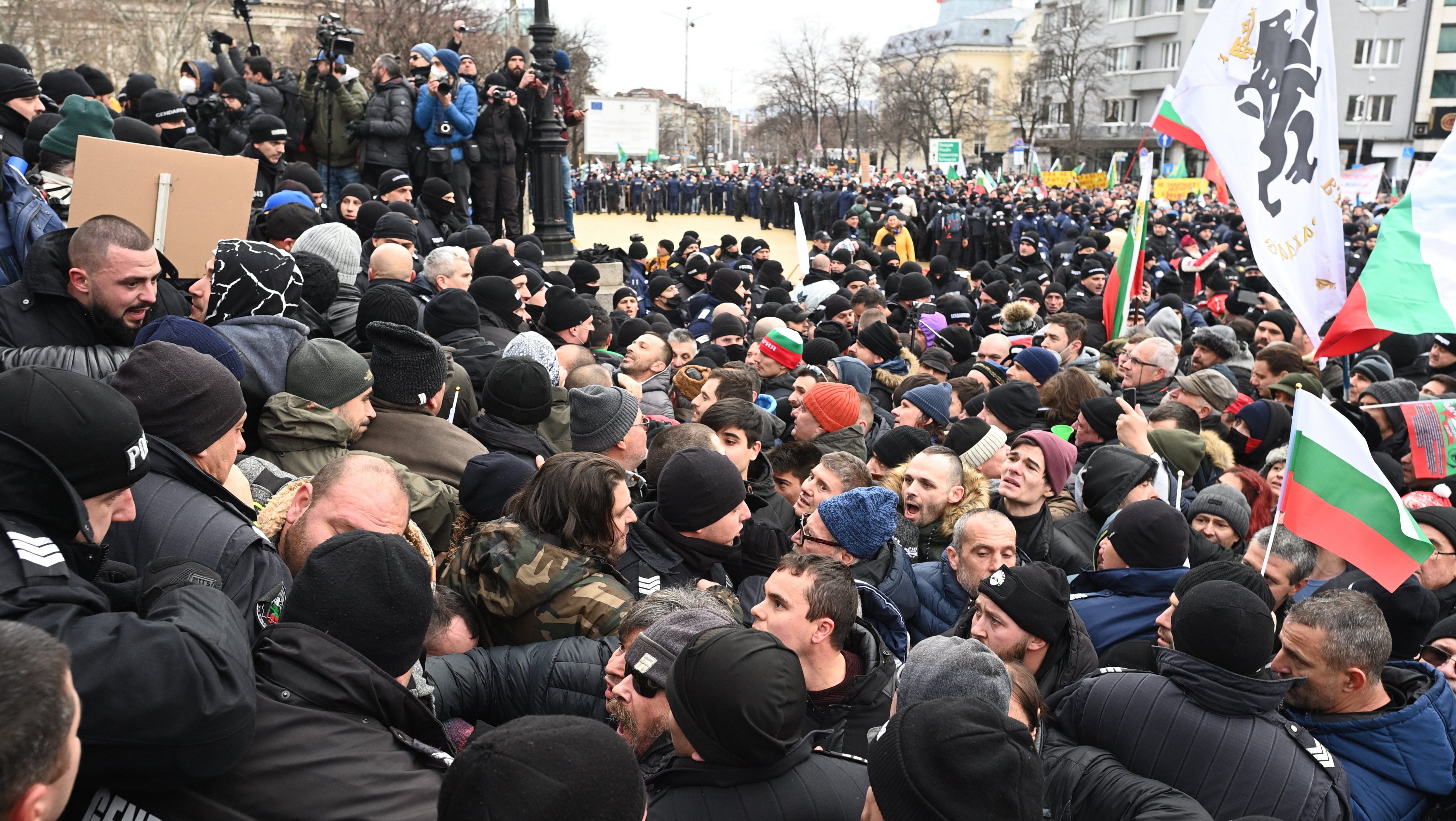 Összecsapás a szófiai parlamentnél: a kormányfő járványkezelési terveket kért a tüntetőktől