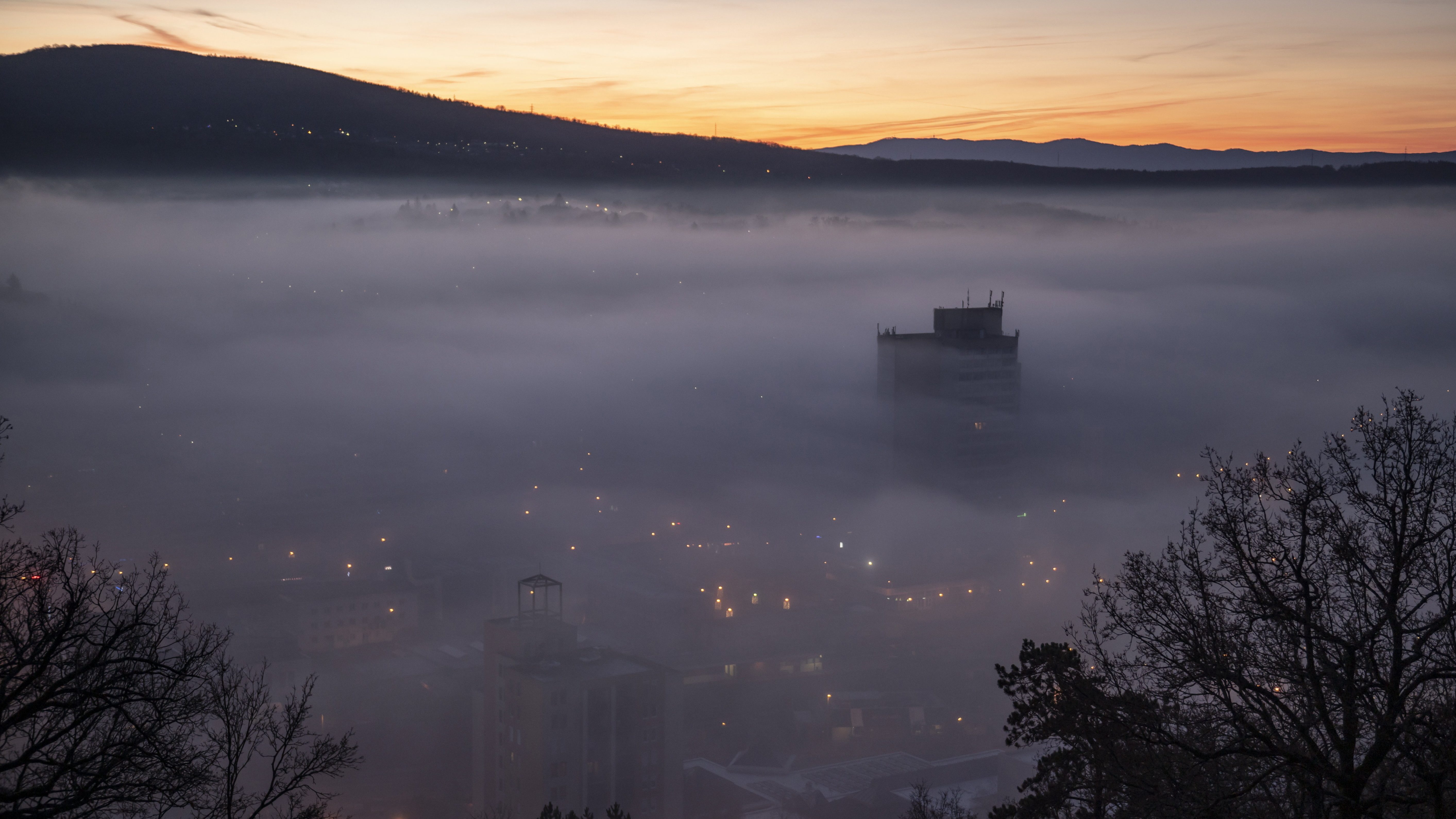 Sűrű köd miatt adott ki vészjelzést a meteorológiai szolgálat