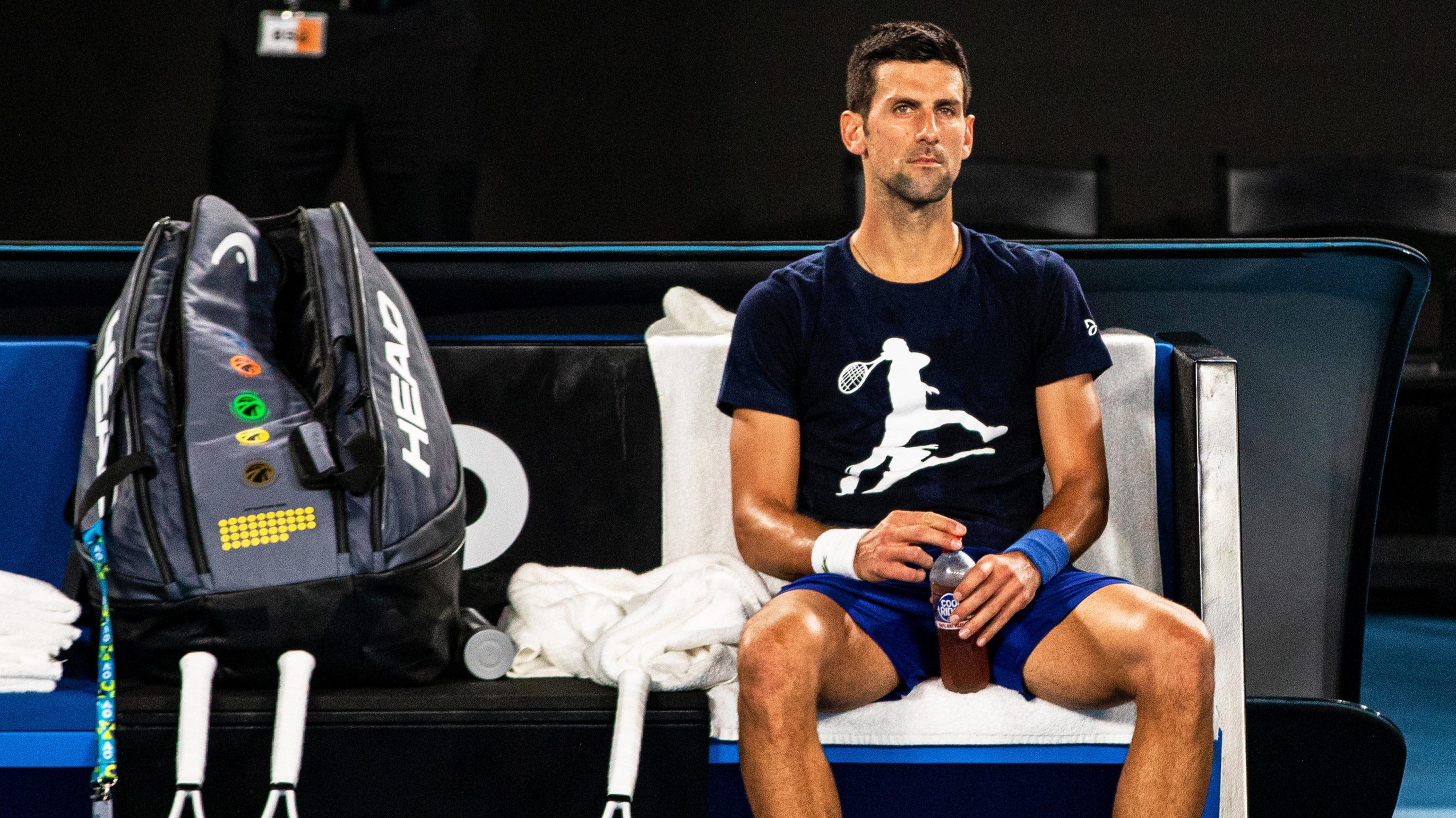 Őrizetbe vették Djokovicot, az Australian Open rajtja előtti órákban dönthetnek sorsáról